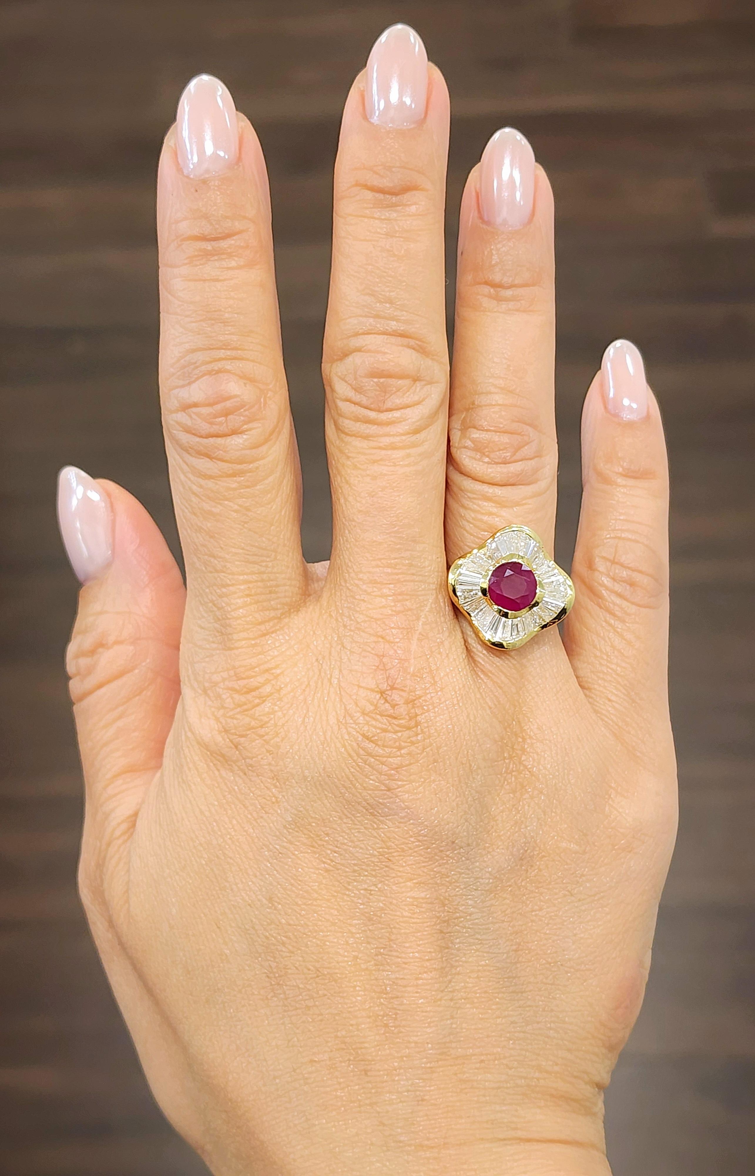 Gönnen Sie sich diesen prächtigen Cocktailring mit einem runden Rubin von ca. 2,00 Karat in einem fesselnden Rotton. Umgeben von ca. 2,00 ct Diamanten im Baguetteschliff, bietet der Ring einen atemberaubenden Kontrast mit der Farbe G/H und der