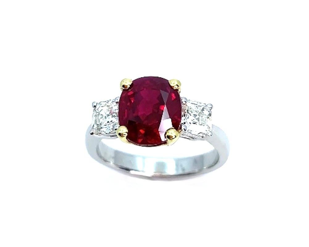 Anillo de 3 piedras de diamantes y rubí birmano sangre de paloma de 4,00 quilates certificado por el GIA Corte cojín en venta