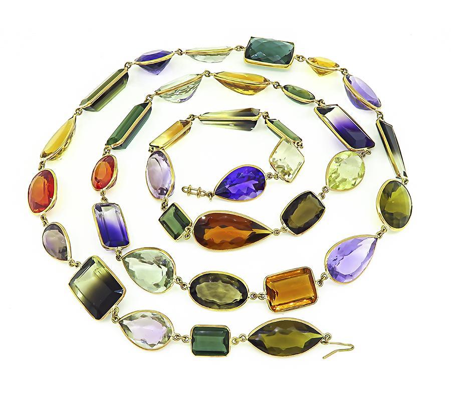 Maravilloso collar de oro amarillo de 14 quilates con piedras semipreciosas de varios colores. El collar incluye tallas oval, pera, esmeralda, redonda, trapezoidal, marquesa y cojín de amatista, citrino, turmalina verde, topacio azul y cuarzo. El