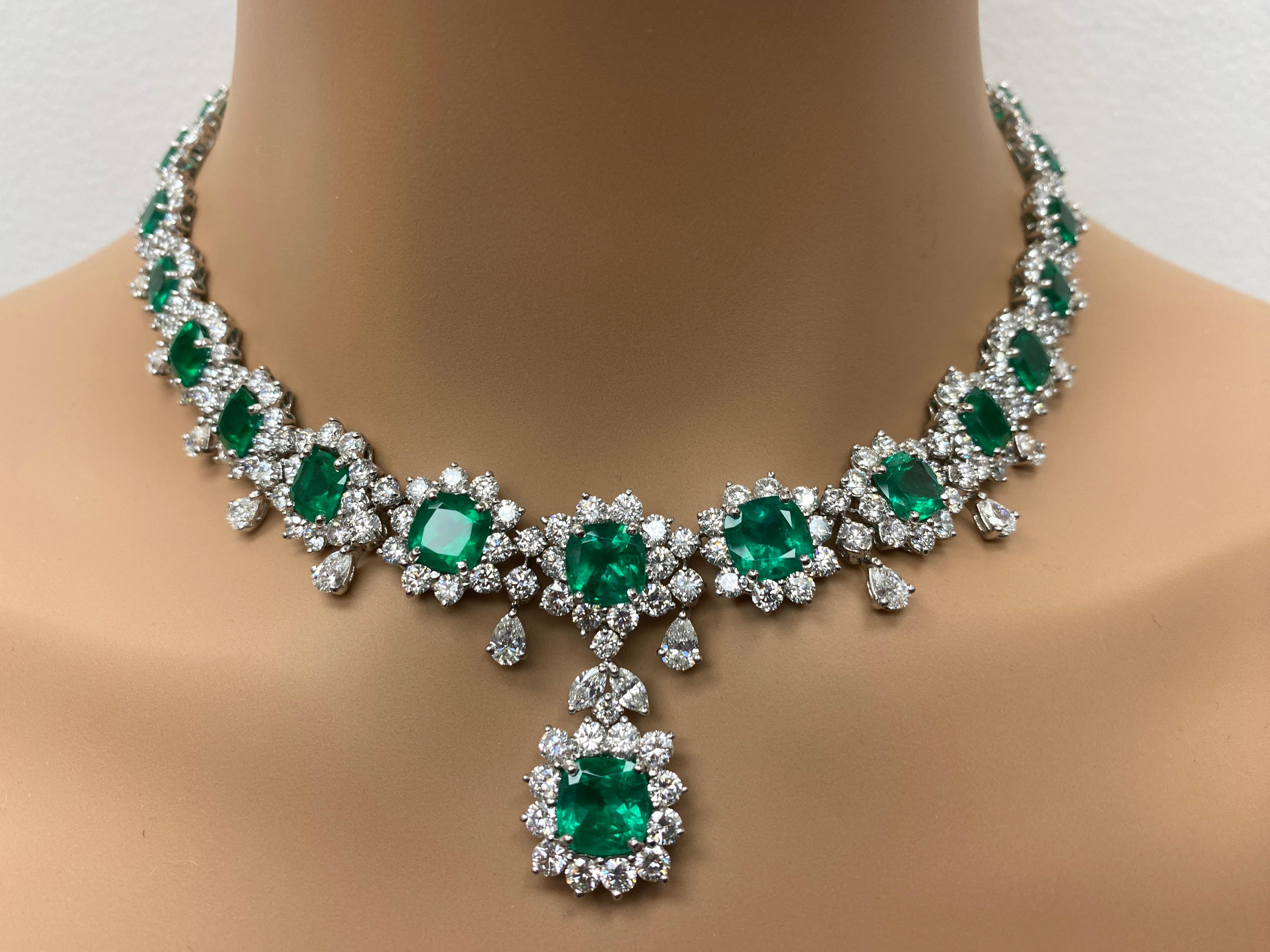 Collar de Esmeraldas y Diamantes talla cojín de 40,01 quilates en Platino en venta 4