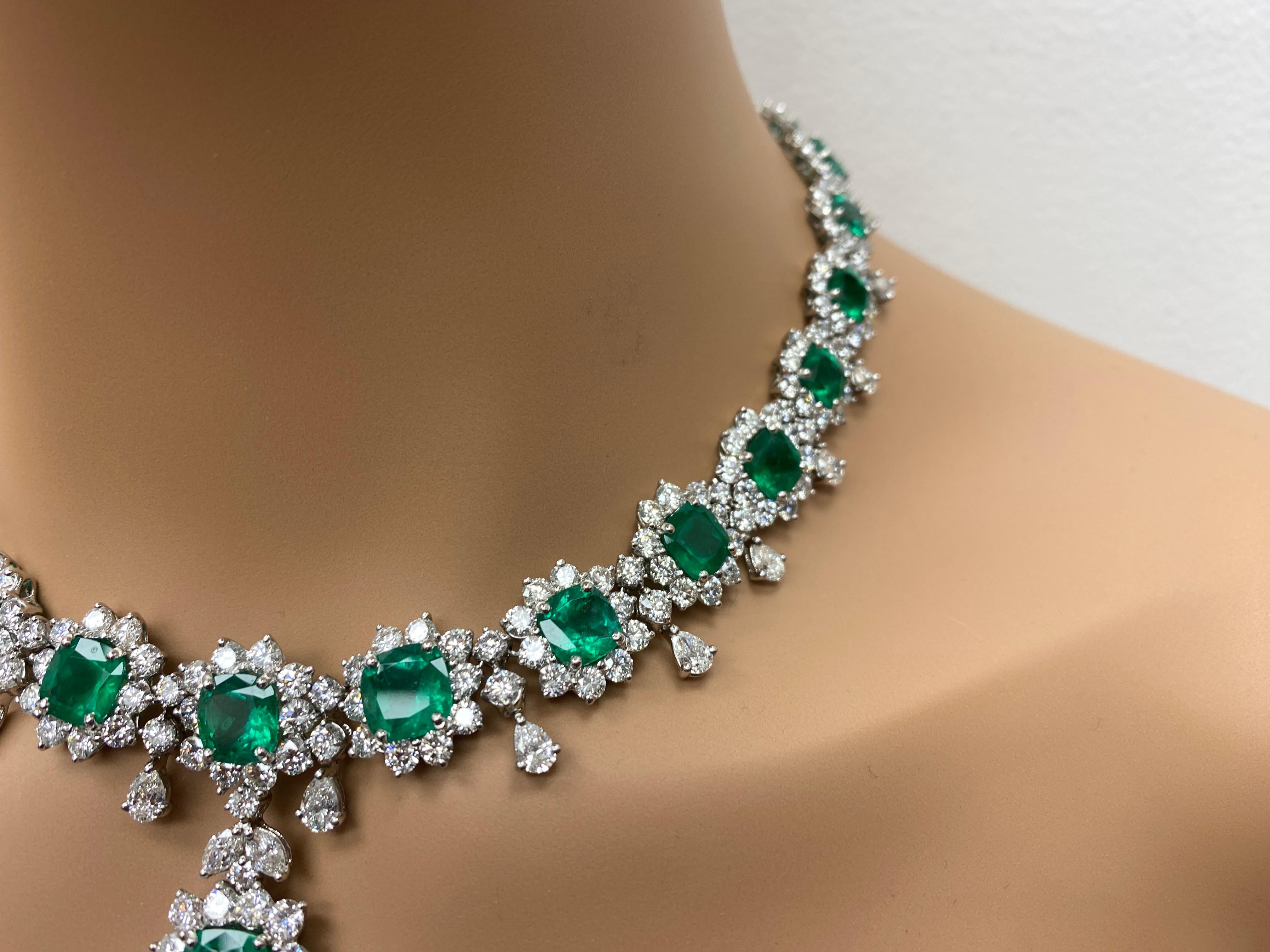 Collar de Esmeraldas y Diamantes talla cojín de 40,01 quilates en Platino en venta 5