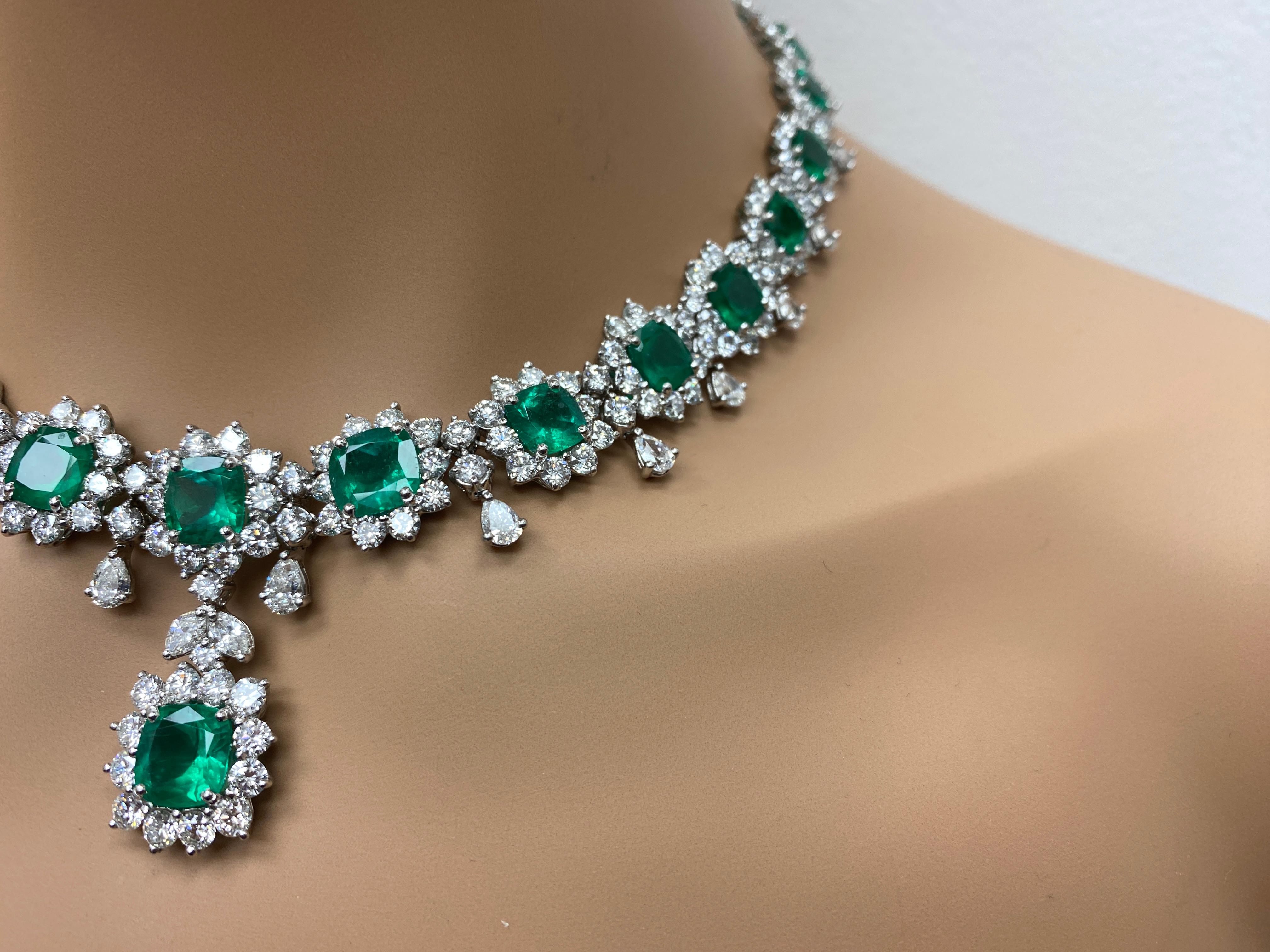Collar de Esmeraldas y Diamantes talla cojín de 40,01 quilates en Platino en venta 6
