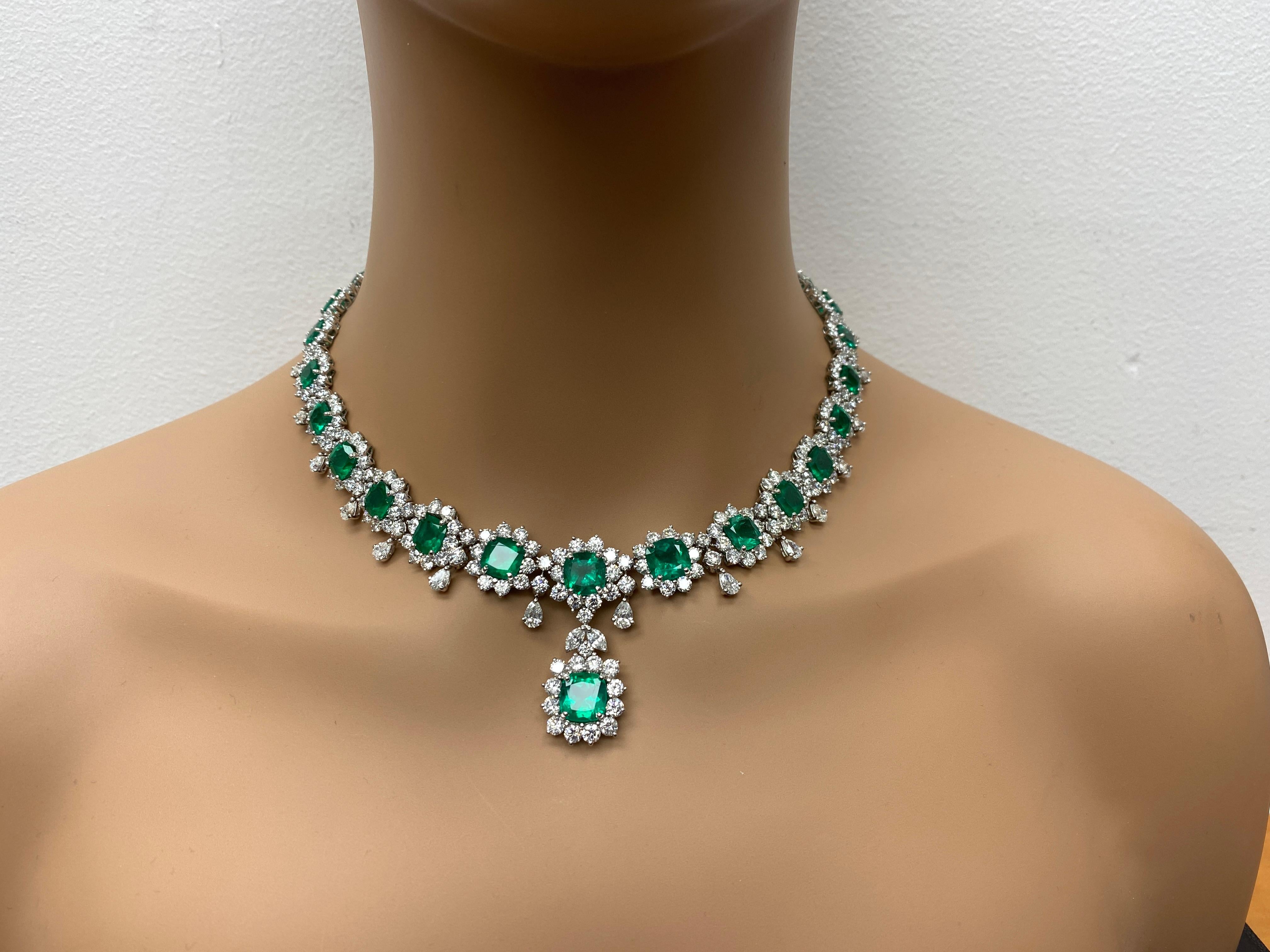 Collar de Esmeraldas y Diamantes talla cojín de 40,01 quilates en Platino en venta 7