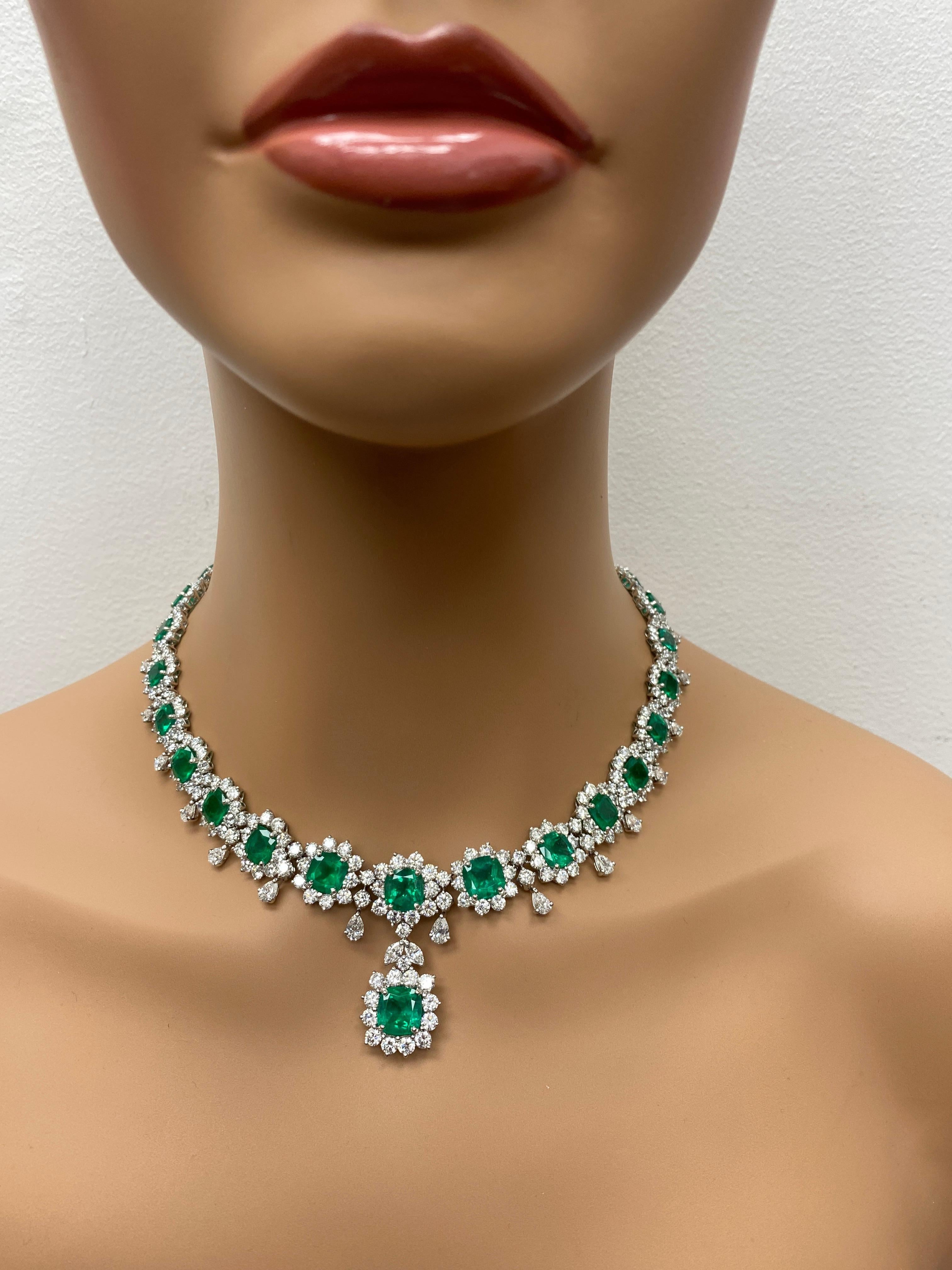 Collar de Esmeraldas y Diamantes talla cojín de 40,01 quilates en Platino en venta 8