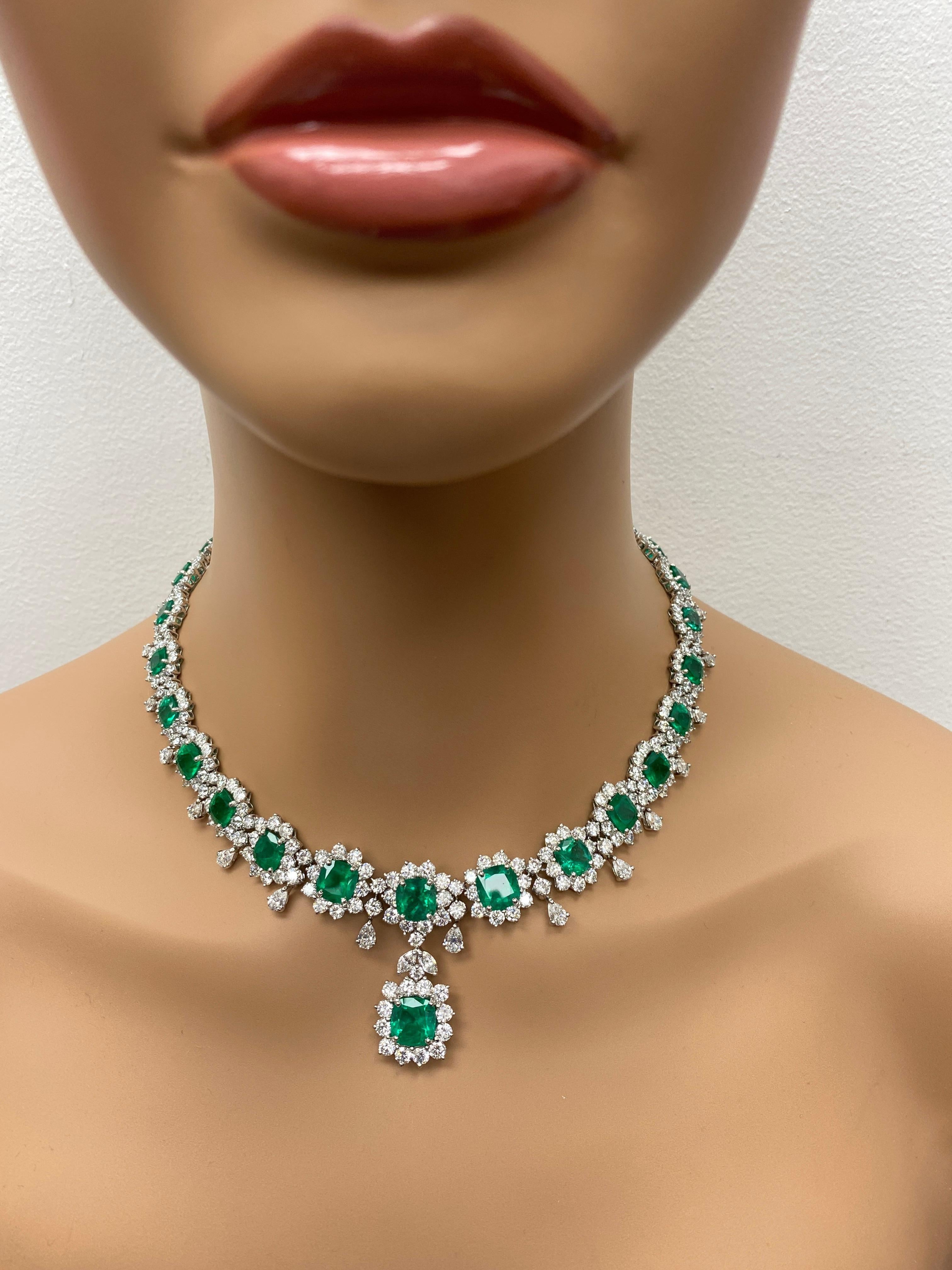 Collar de Esmeraldas y Diamantes talla cojín de 40,01 quilates en Platino en venta 9