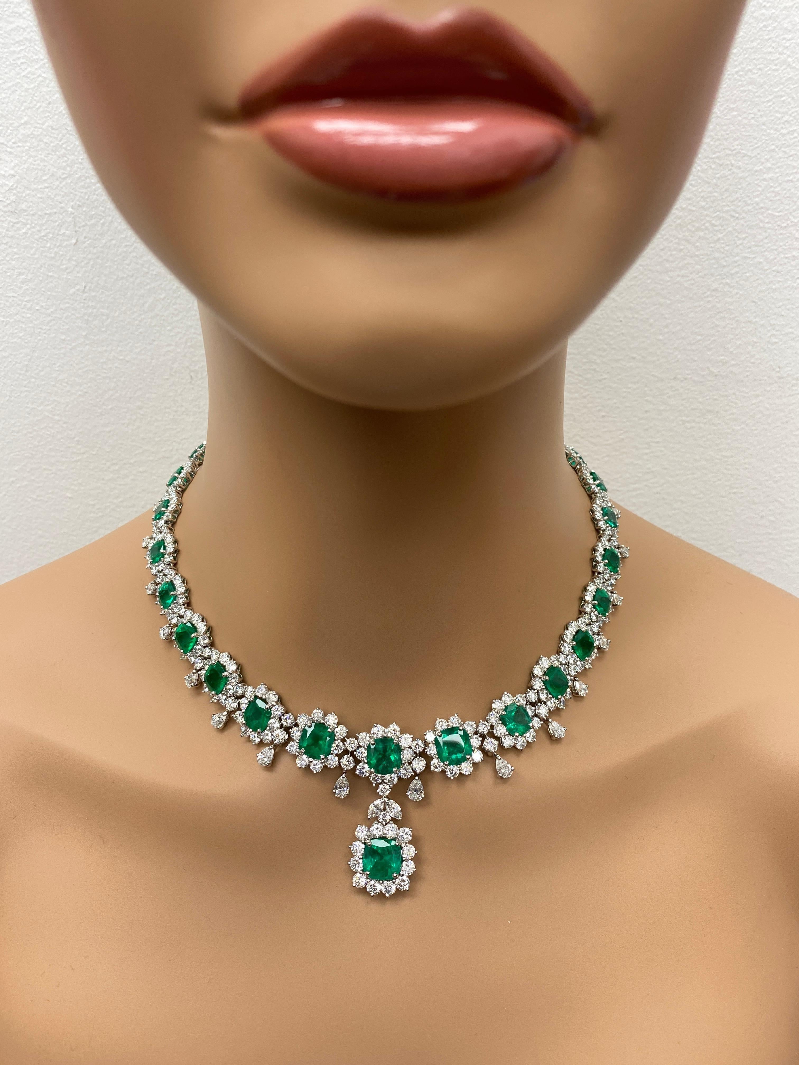 Collar de Esmeraldas y Diamantes talla cojín de 40,01 quilates en Platino en venta 10