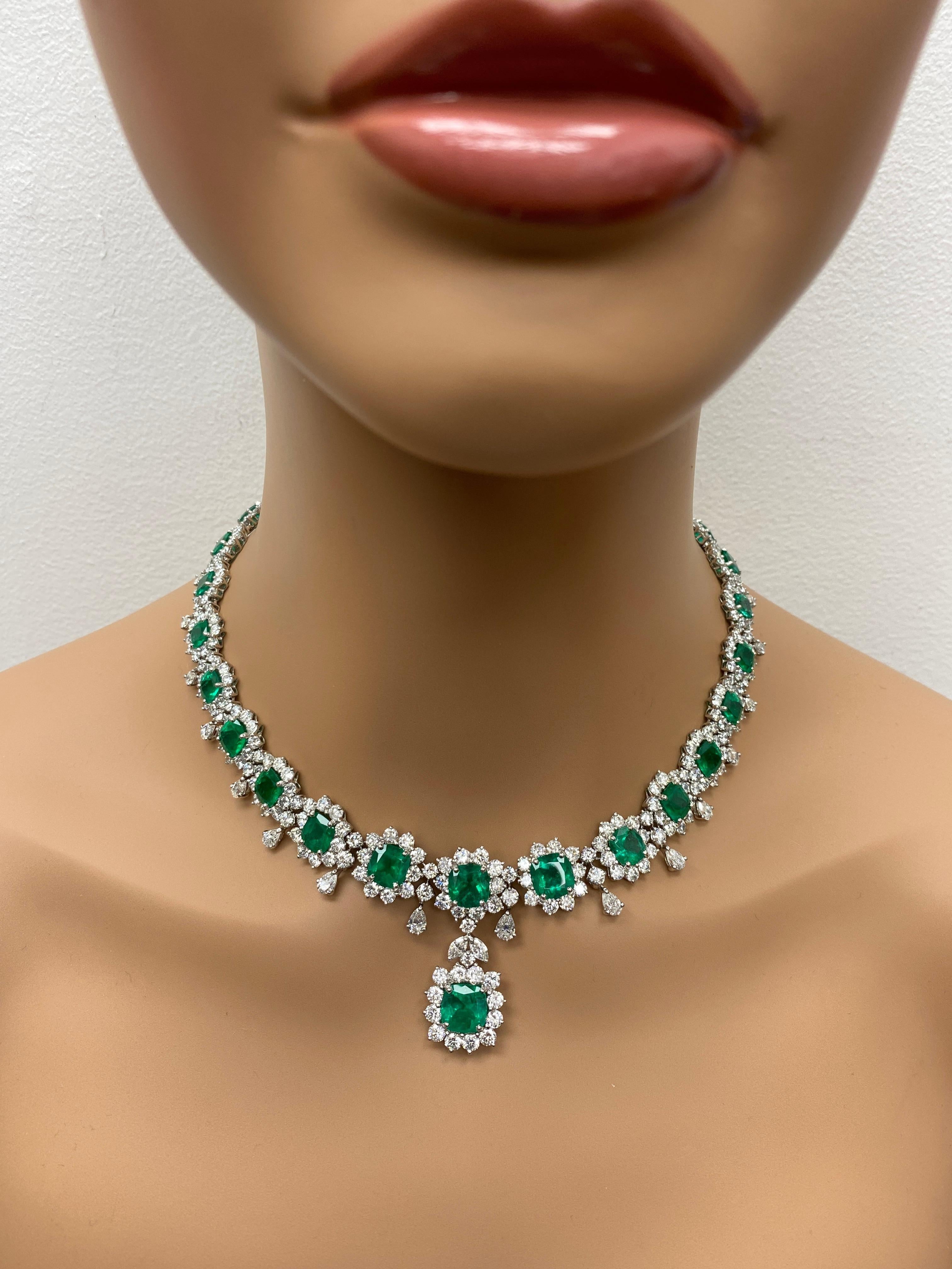Collar de Esmeraldas y Diamantes talla cojín de 40,01 quilates en Platino en venta 11