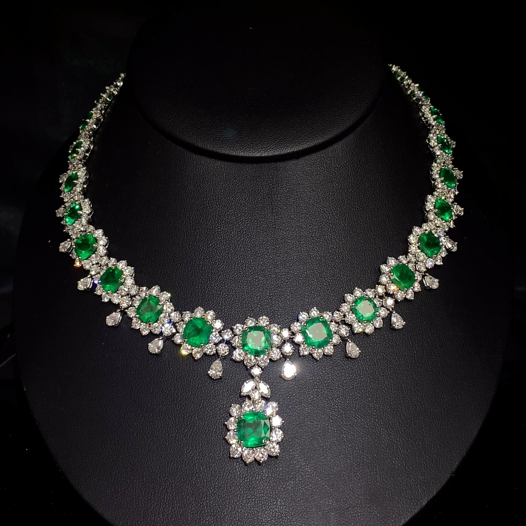 Este impresionante collar presenta un cautivador diseño que exhibe vibrantes esmeraldas verdes talla cojín, conocidas por su intenso tono verde. La pieza está intrincadamente elaborada y acentuada por una combinación de brillantes diamantes de talla