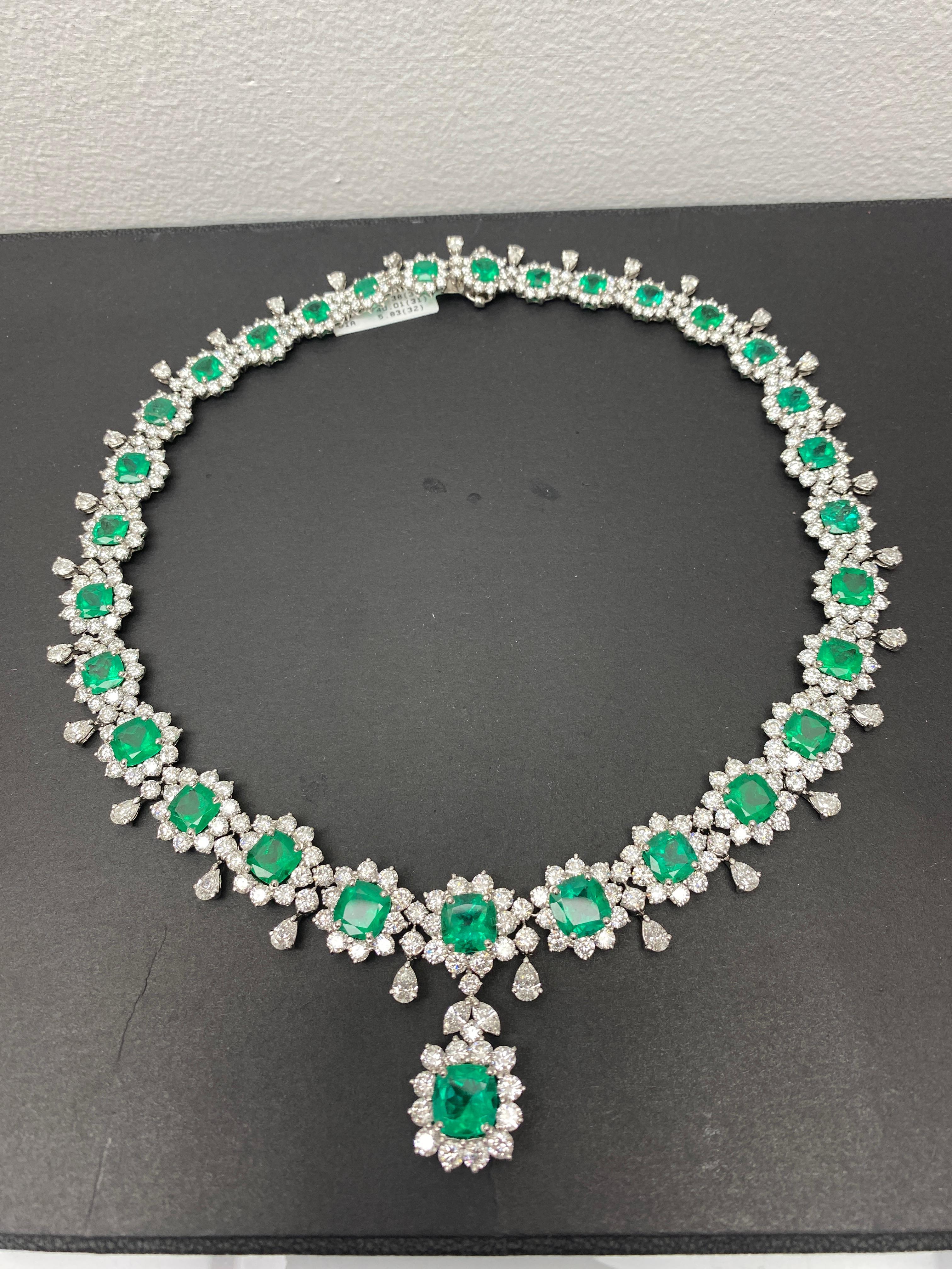 Collar de Esmeraldas y Diamantes talla cojín de 40,01 quilates en Platino Contemporáneo en venta