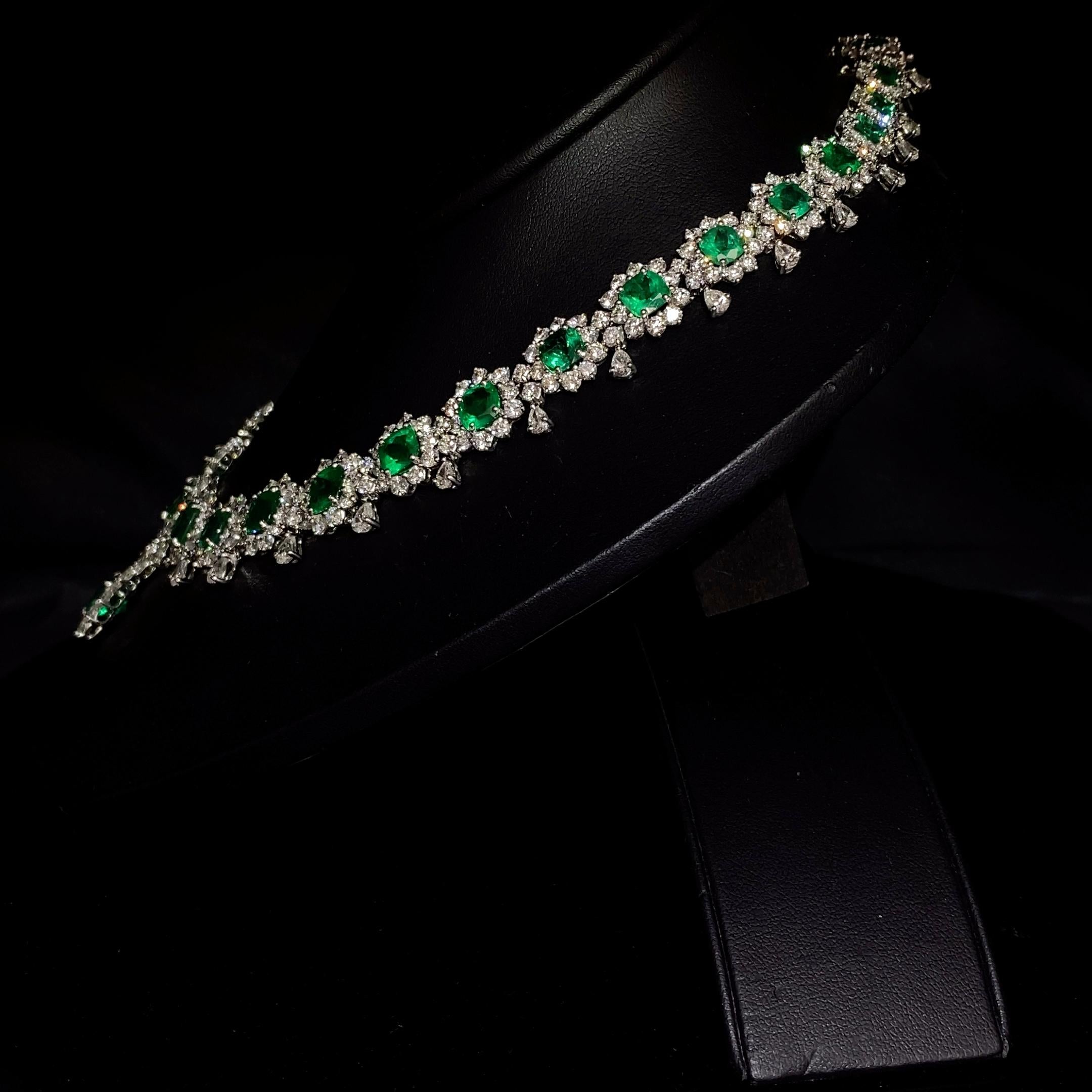 Collar de Esmeraldas y Diamantes talla cojín de 40,01 quilates en Platino Corte cojín en venta