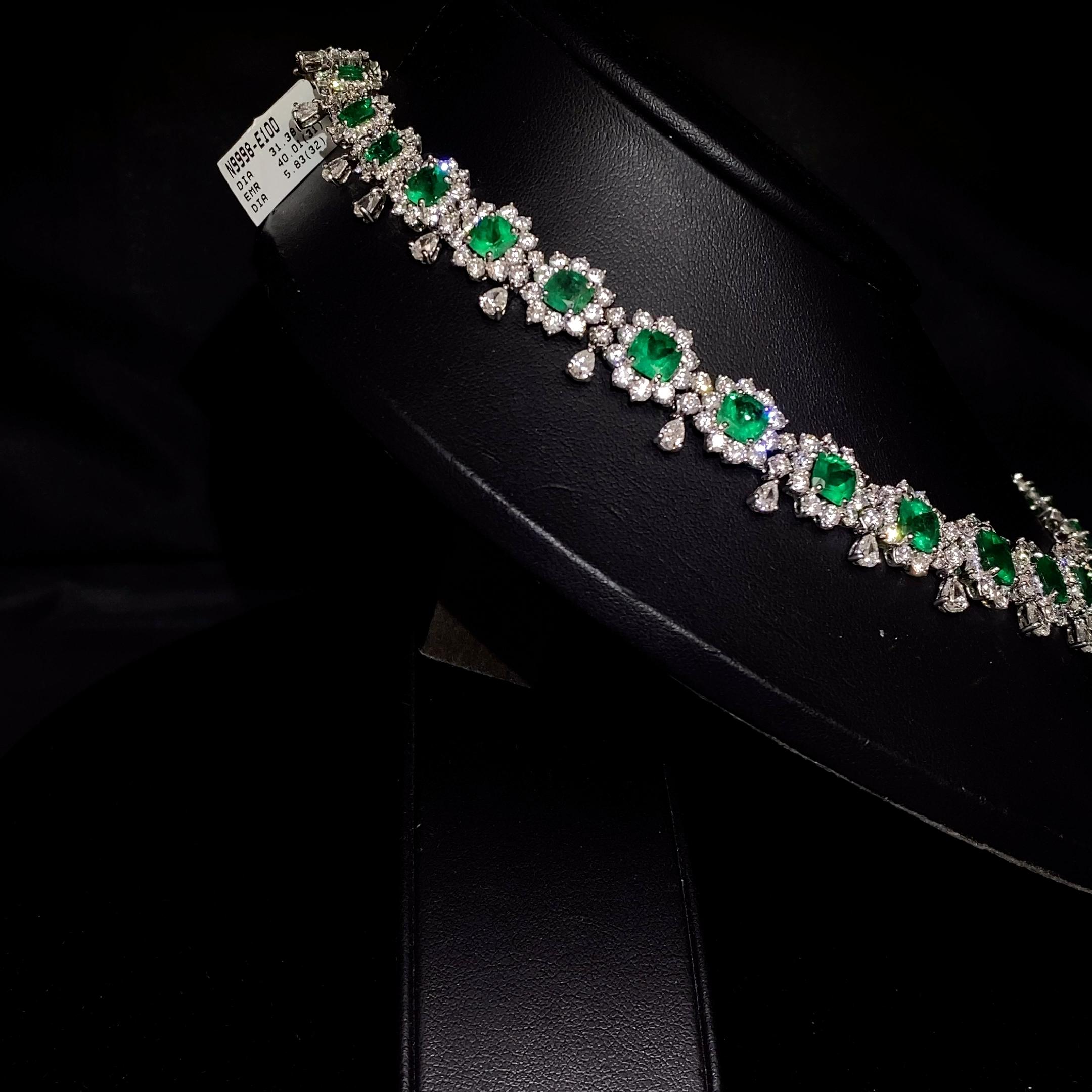 Collar de Esmeraldas y Diamantes talla cojín de 40,01 quilates en Platino en Nuevo estado para la venta en NEW YORK, NY