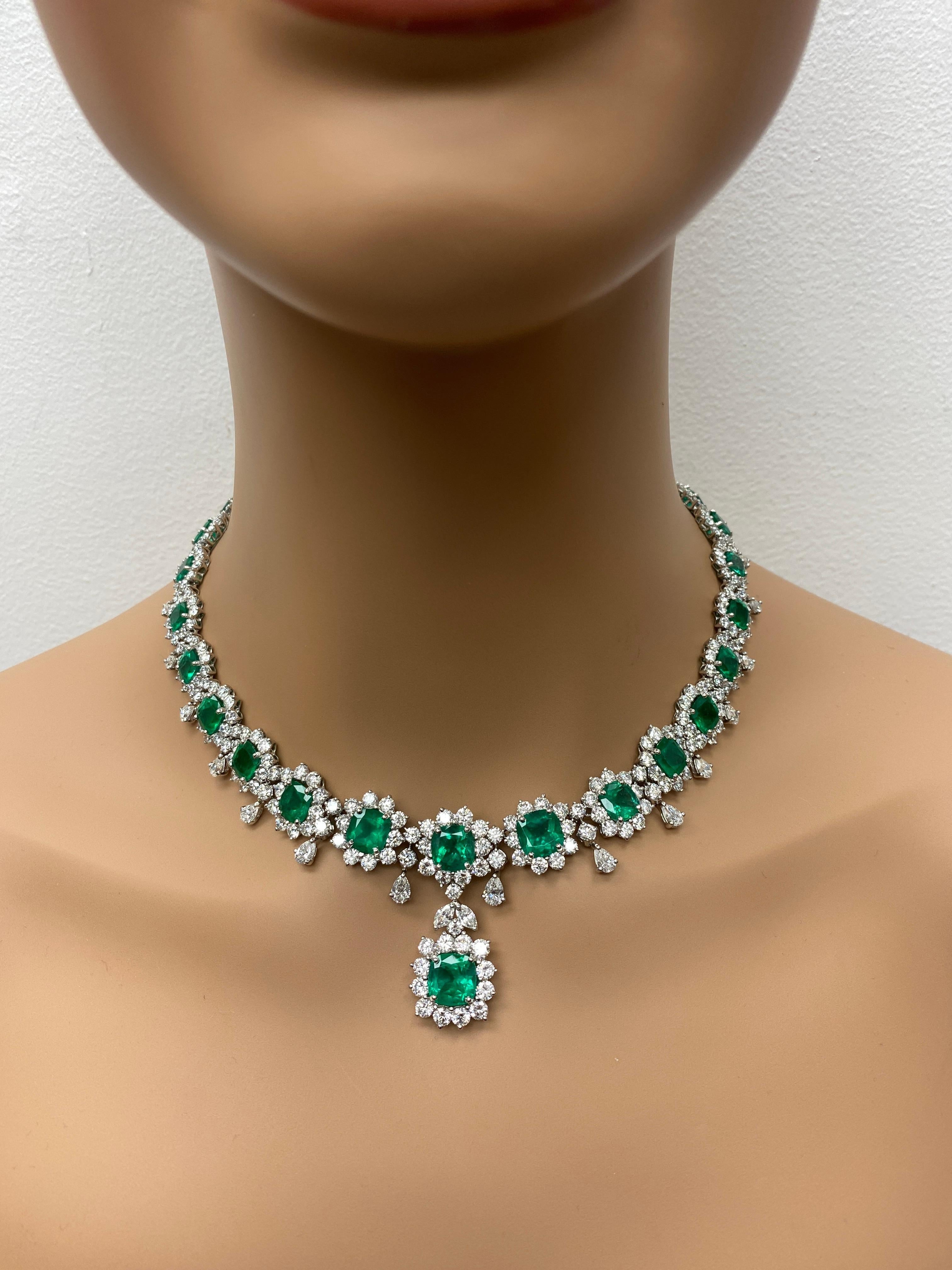 De las mujeres Collar de Esmeraldas y Diamantes talla cojín de 40,01 quilates en Platino en venta