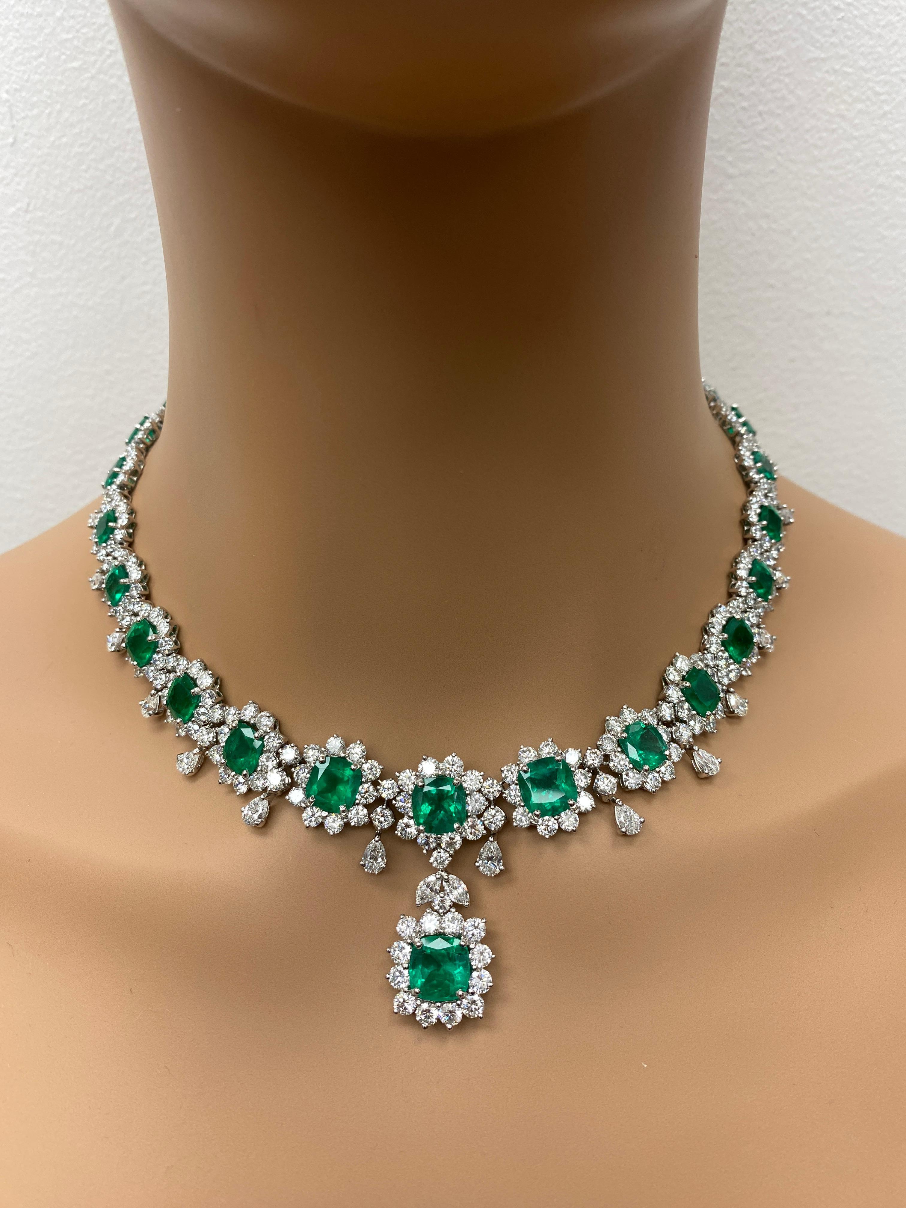 Collar de Esmeraldas y Diamantes talla cojín de 40,01 quilates en Platino en venta 1
