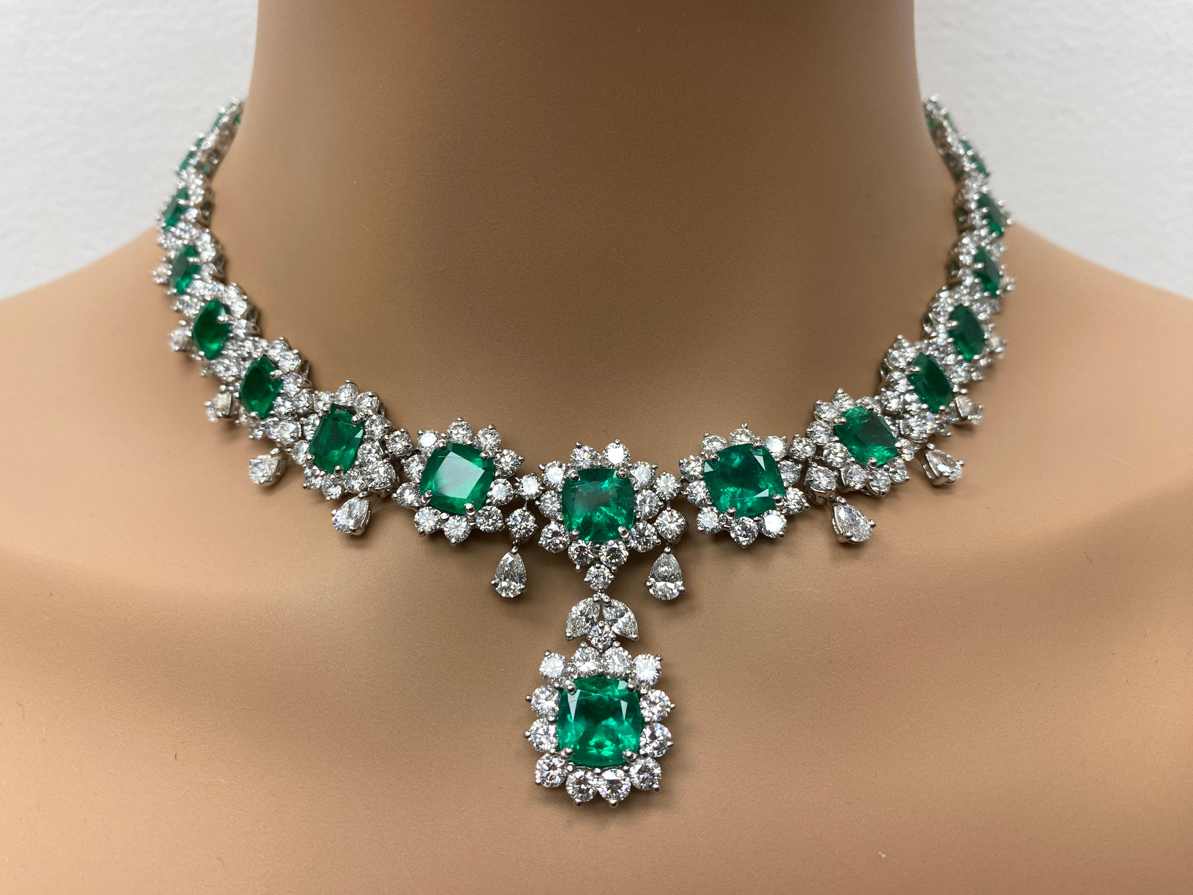 Collar de Esmeraldas y Diamantes talla cojín de 40,01 quilates en Platino en venta 2