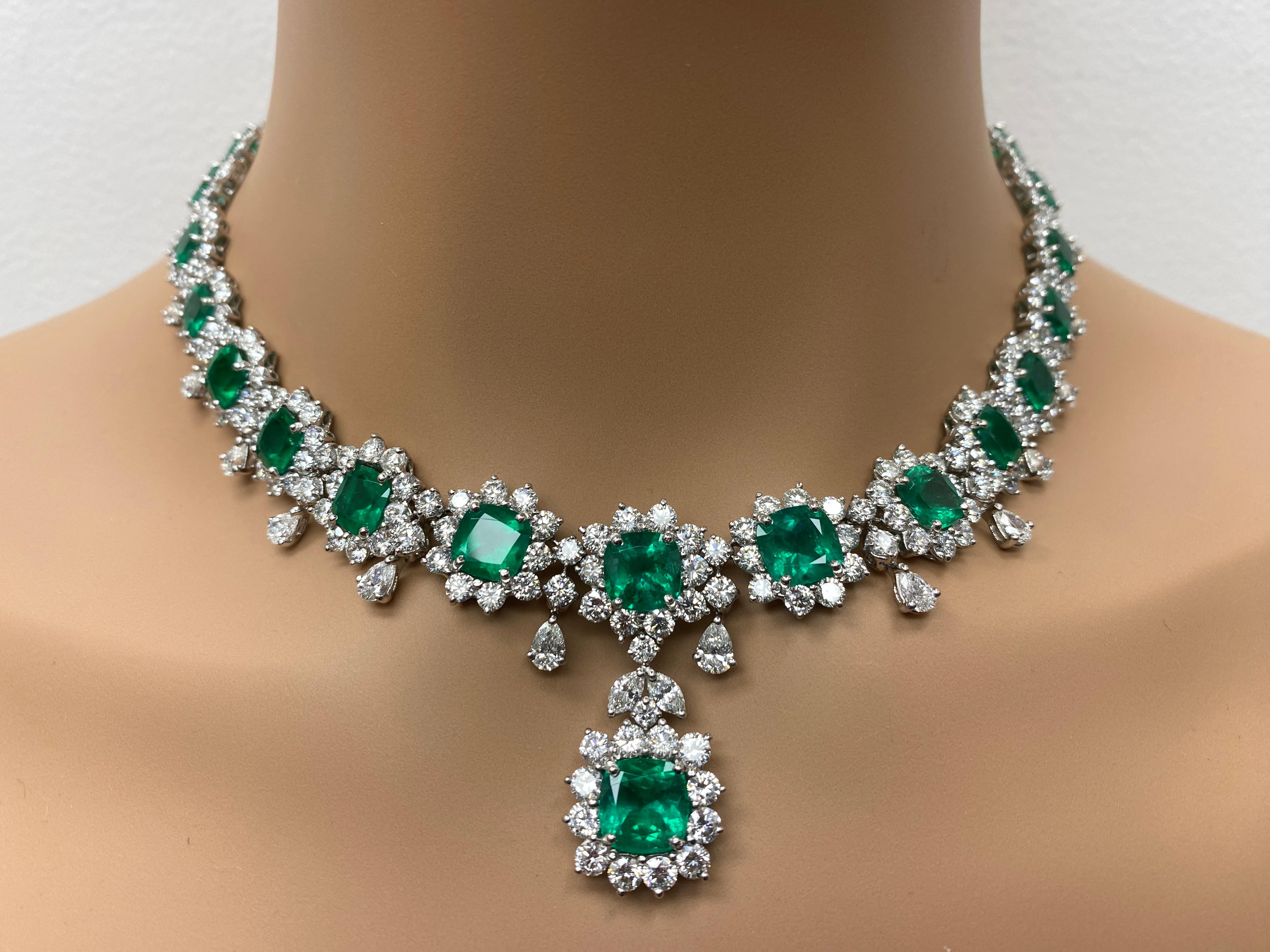 Collar de Esmeraldas y Diamantes talla cojín de 40,01 quilates en Platino en venta 3