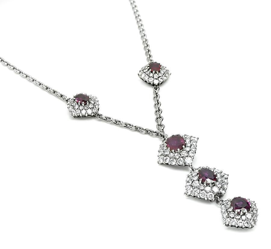 Voici un superbe collier en or blanc 14 carats. Le collier est serti de jolis rubis de taille ovale pesant environ 5,00ct. Les rubis sont mis en valeur par des diamants ronds étincelants qui pèsent environ 4.00ct. La couleur de ces diamants est F-G