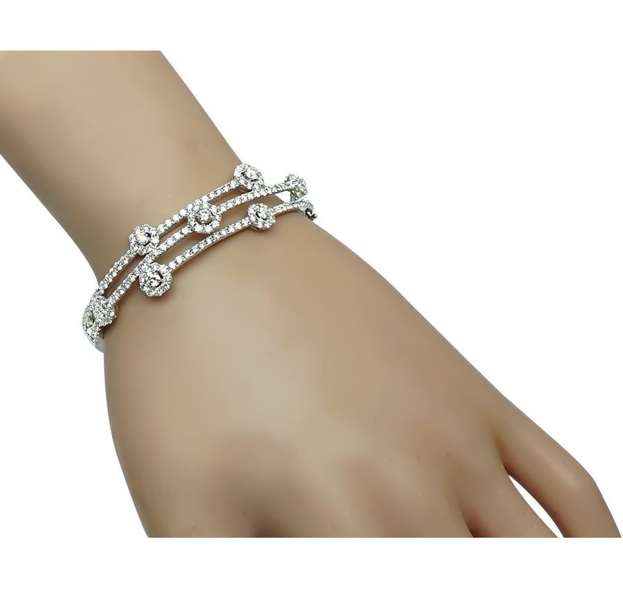 Voici un superbe bracelet en or blanc 14 carats. Le bracelet est serti de diamants ronds étincelants pesant environ 4.00ct. La couleur de ces diamants est H avec une clarté VS. Le bracelet a une largeur décroissante de 3 mm à 16 mm et s'adapte à un
