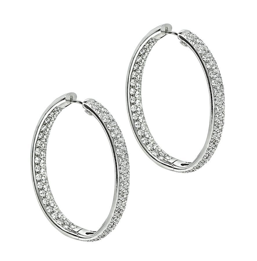 Questo è un affascinante paio di orecchini a cerchio con diamanti in oro bianco 18 carati. Gli orecchini sono caratterizzati da scintillanti diamanti a taglio rotondo che pesano circa 4.00 carati. Il colore del diamante è H. H. e la purezza VS. Gli