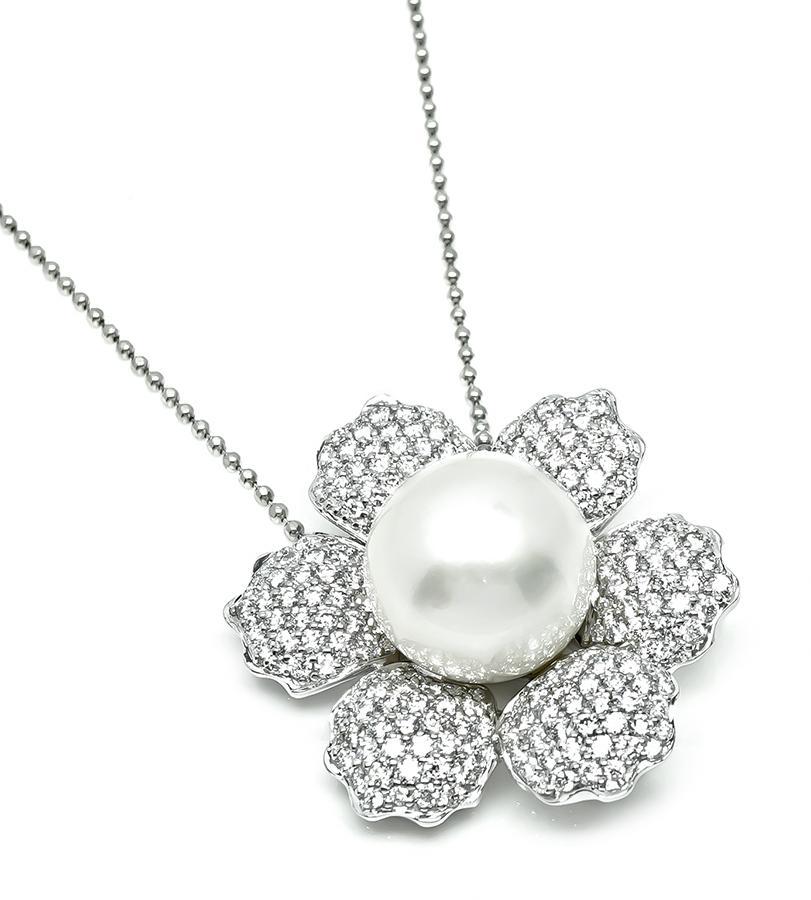 Taglio rotondo Collana con ciondolo a forma di fiore di perla con diamante 4,00ct in vendita
