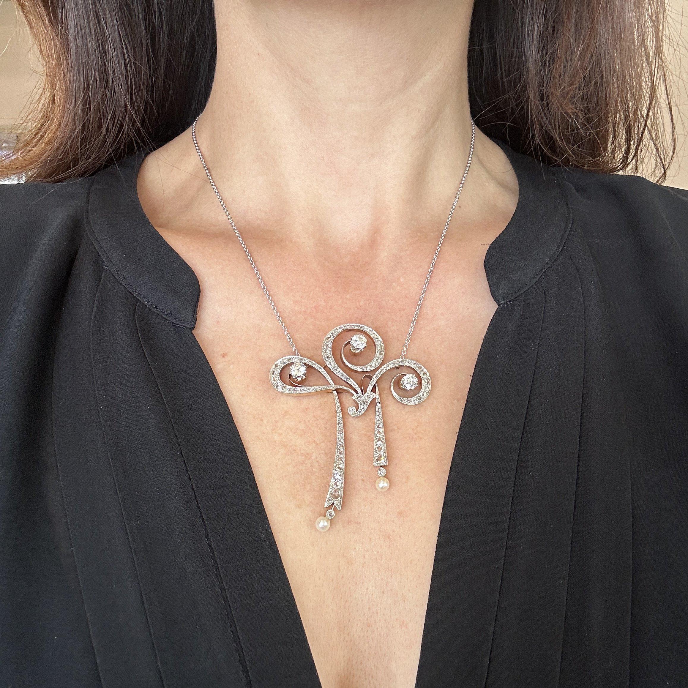 Ce superbe collier Art déco de 4,00ct de diamants date des années 1920.
 Il comporte trois diamants certifiés GIA de taille européenne ancienne :
.39CT J Couleur SI2 Clarté
.45CT Couleur G, Clarté SI1
.47CT I Couleur SI2 Clarté
Le poids total de ces