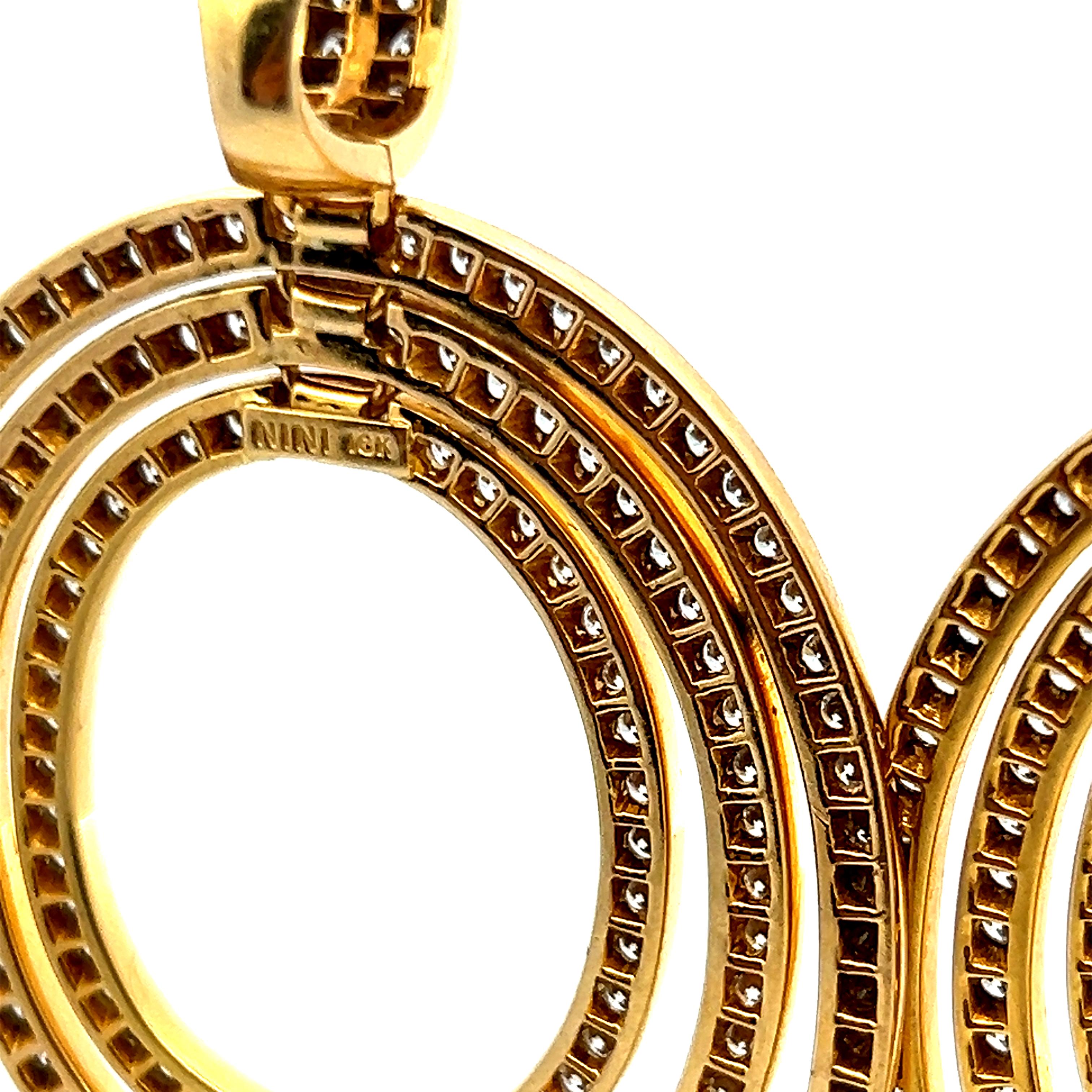 Titolo:
Questi affascinanti orecchini vintage a penzoloni presentano 4,00 carati di scintillanti diamanti tondi brillanti di colore G e caratura VS2, incastonati in un radioso oro giallo 18 carati. Progettati con tre cornici ovali concentriche,