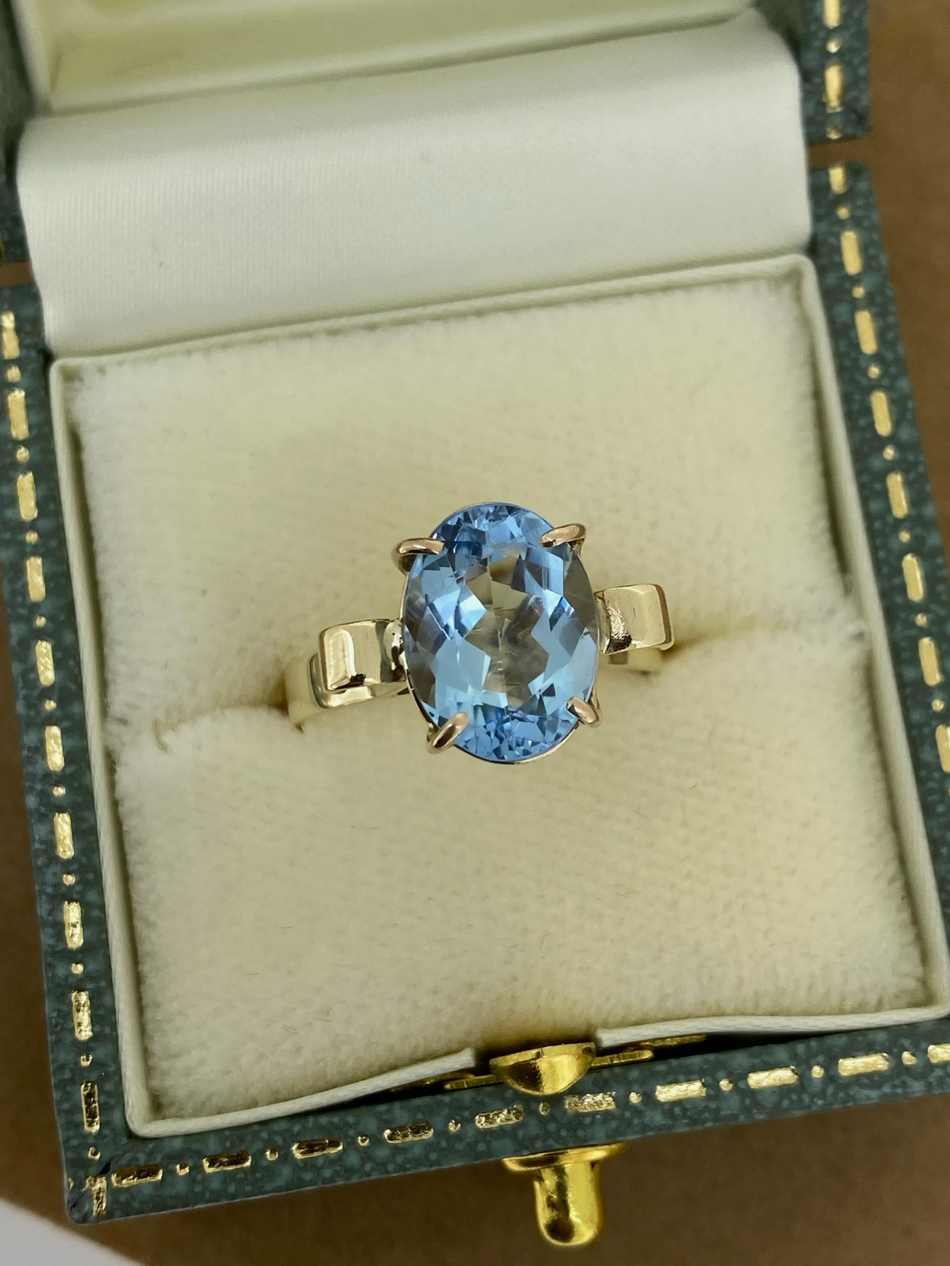 Of elegant & eternally popular solitaire design, 
this vintage ring looks fantastic on! 
 
Centering an oval Natural Topaz 
of vivid & striking sky-blue colour & excellent clarity, 
measuring 12mm x 9mm - 4.00ct approx. 
 
Securely 4-claw set in 9K