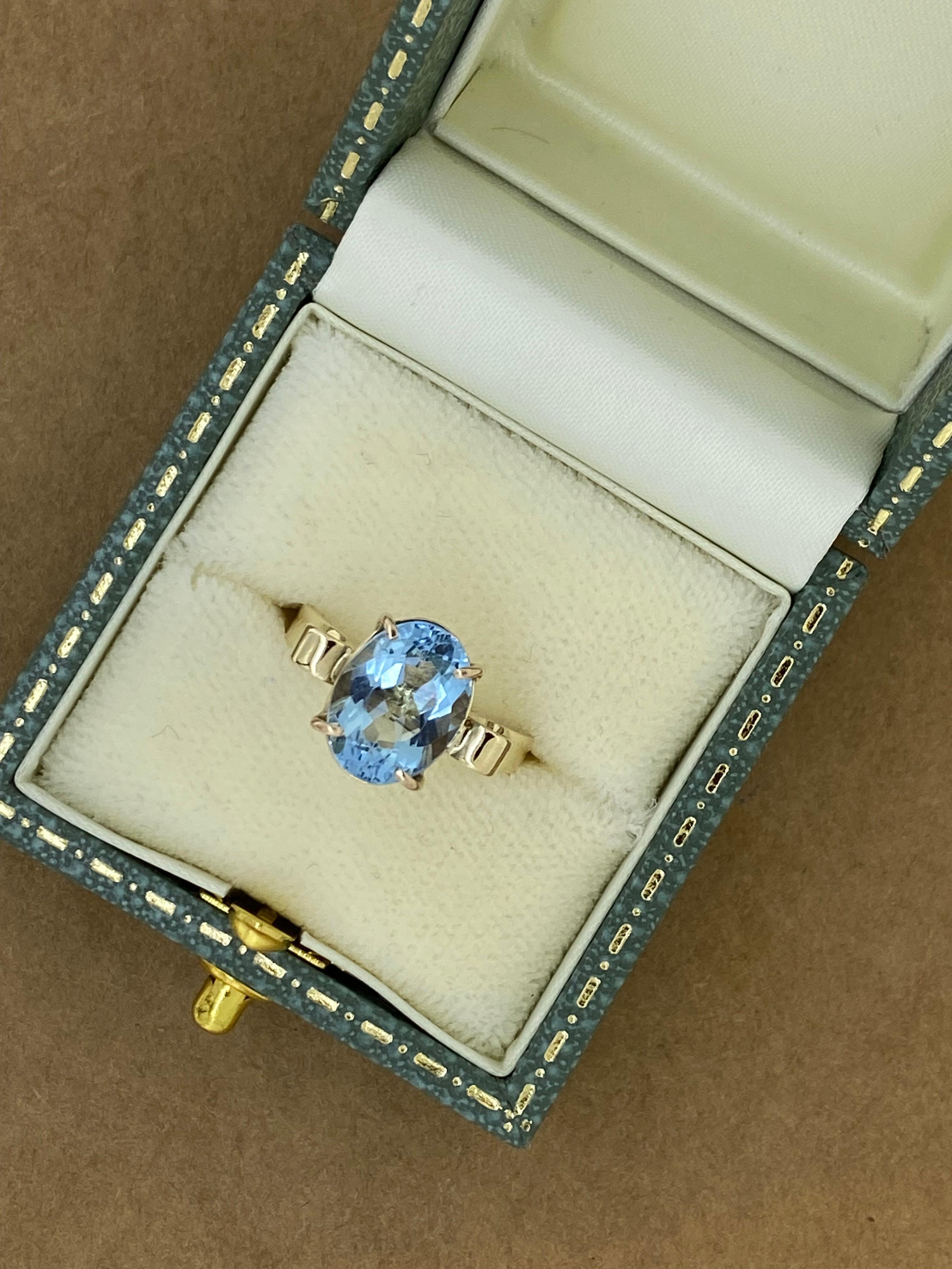 Oval Cut 4.00ct Oval Sky Blue Natural Topaz Solitaire Vintage Ring in 9K Yellow Gold For Sale
