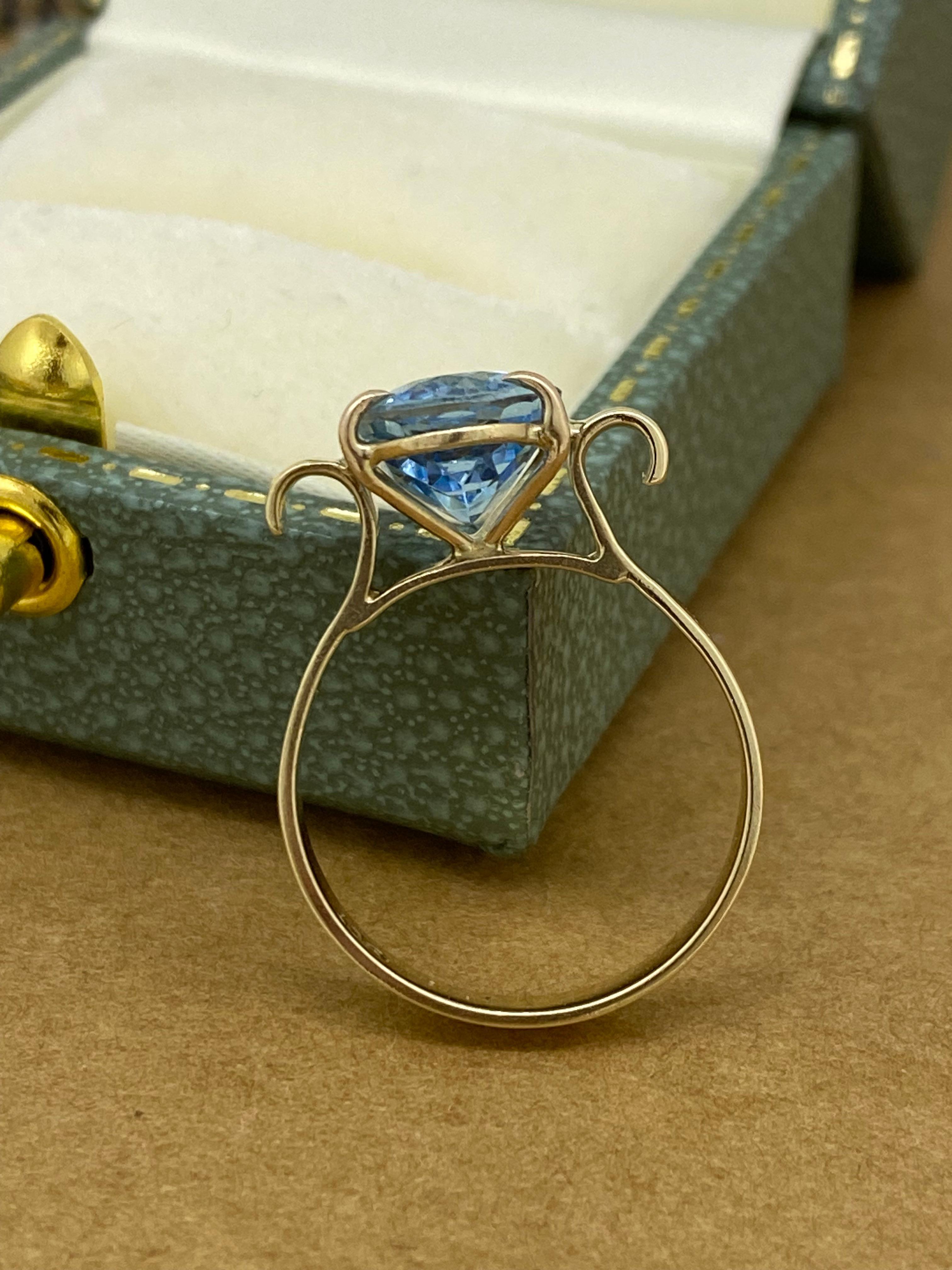 Women's 4.00ct Oval Sky Blue Natural Topaz Solitaire Vintage Ring in 9K Yellow Gold For Sale