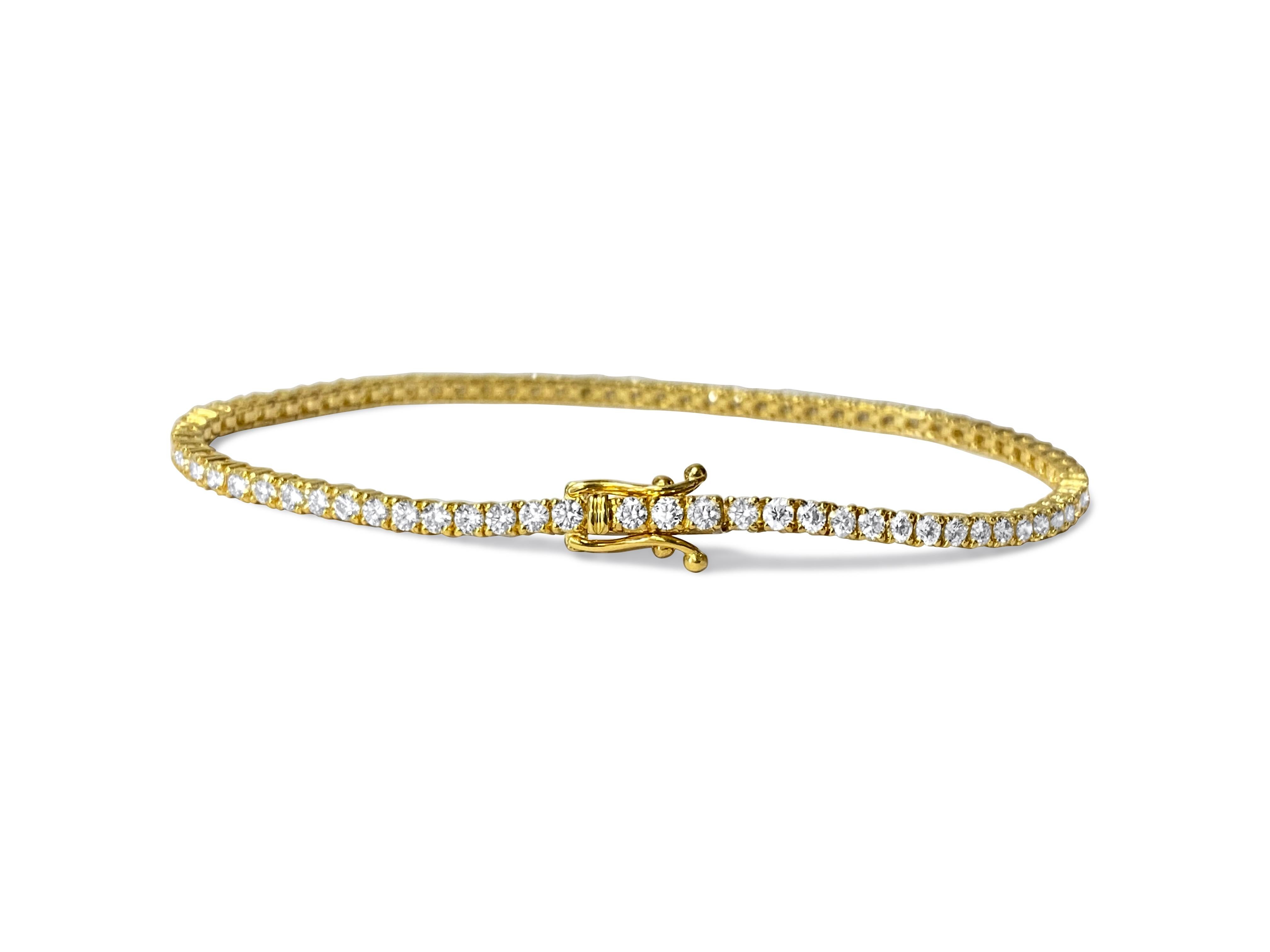 Realizzato in lussuoso oro giallo 14k, questo squisito bracciale tennis unisex con diamanti vanta un totale di 4,00 carati di splendidi diamanti rotondi taglio brillante. Ogni diamante ha una purezza VVS-VS e un colore H, per garantire una