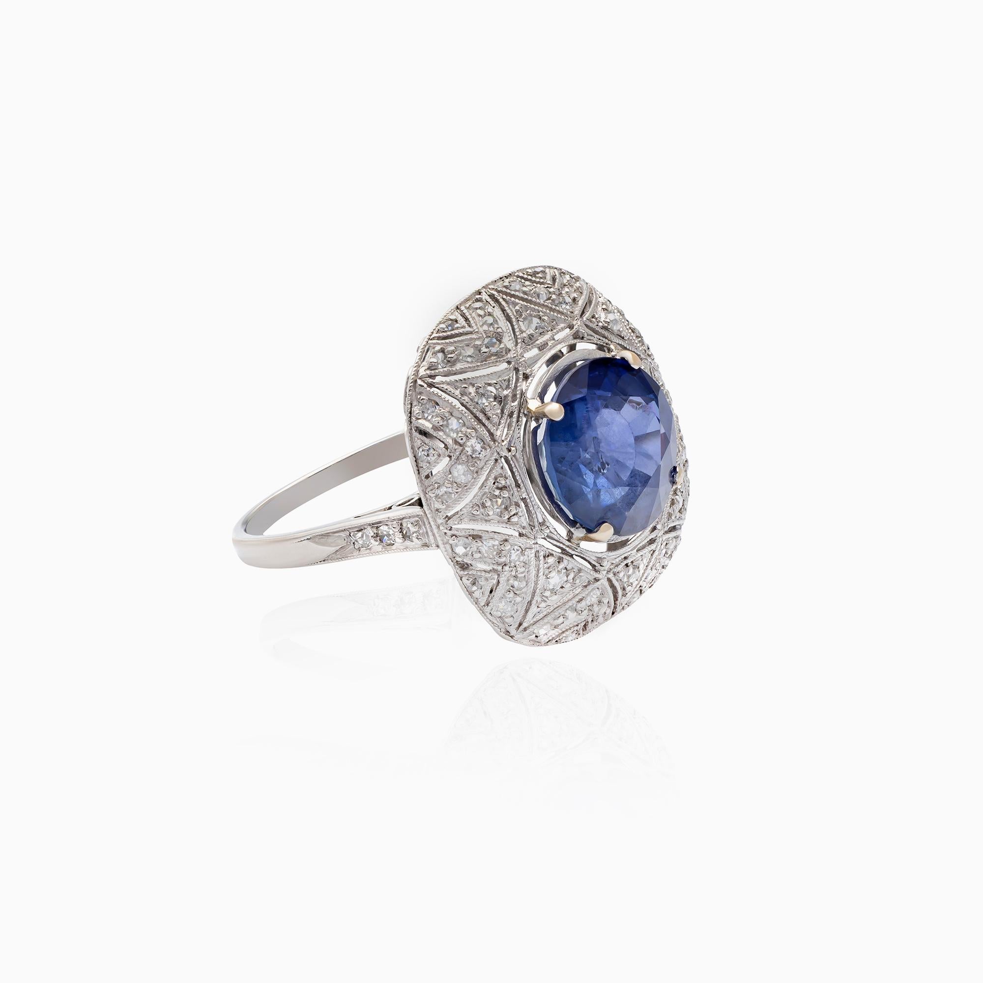 Bague en saphir, 4,01 carats, bague en diamant, 0,28 carats, platine, design d'inspiration vintage. Cette bague raffinée est fabriquée en platine 950 - un métal précieux contenant 95 % de platine pur, prisé pour sa durabilité exceptionnelle, son