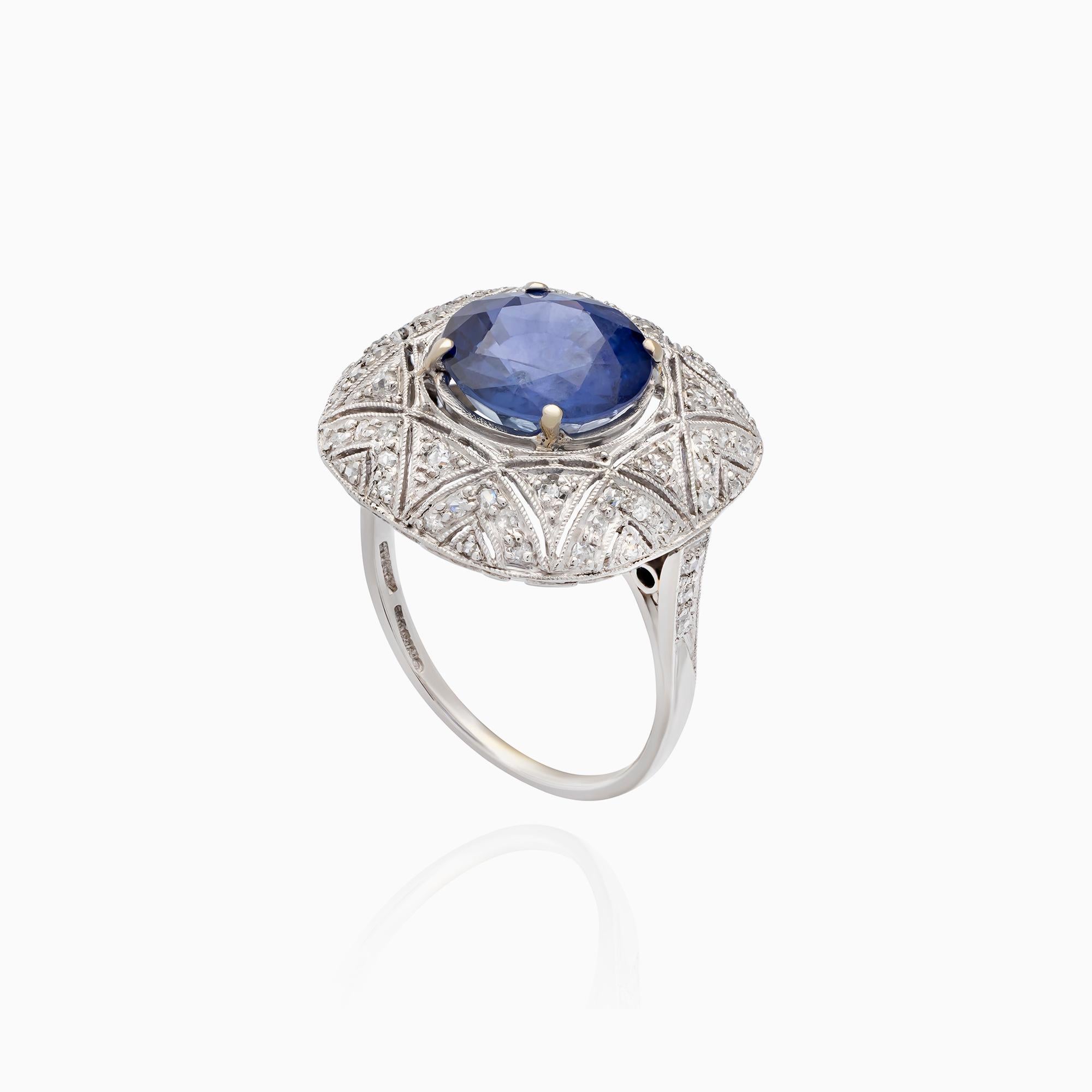 Art déco Bague en saphir bleu de 4,01 carats et diamant de 0,28 carat en platine en vente