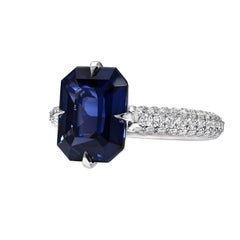 Anello in platino con spinello blu intenso da 4,01 carati con taglio smeraldo e diamanti