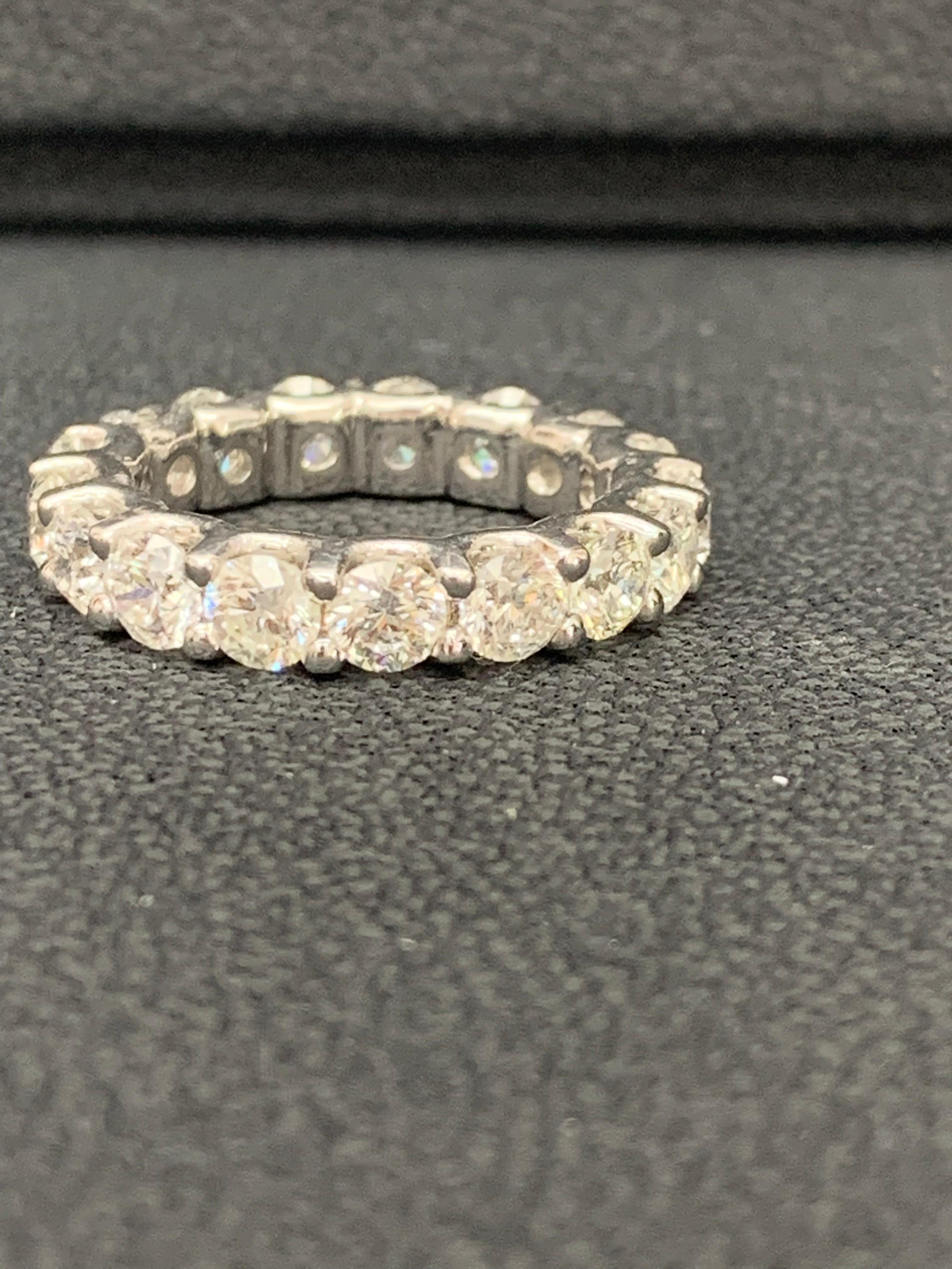 Bague d'éternité en or blanc 14 carats avec diamants de 4,01 carats en vente 2