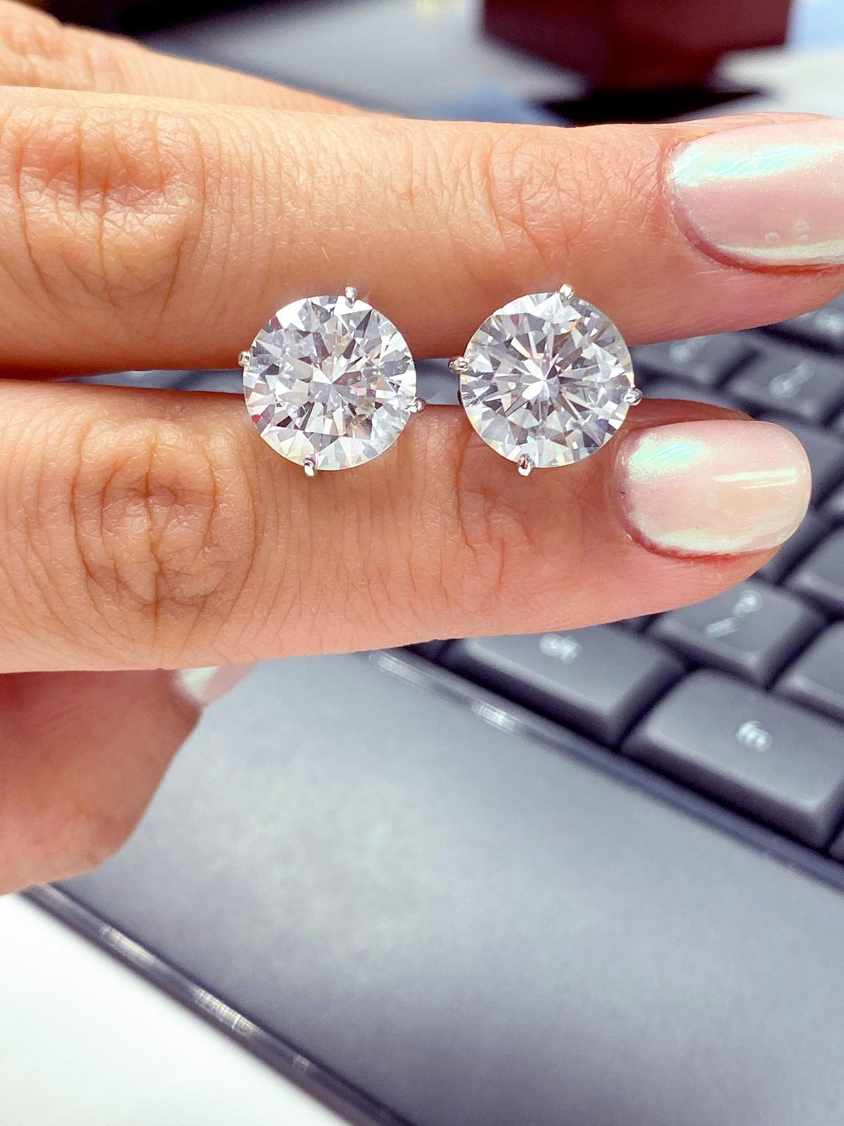Le clou d'oreille en or blanc en forme de diamant présente un poids total de 4,01 carats de deux diamants ronds de taille brillant, des pierres 100 % naturelles de couleur F et de pureté SI 
Les diamants sont propres à l'œil, sans inclusions