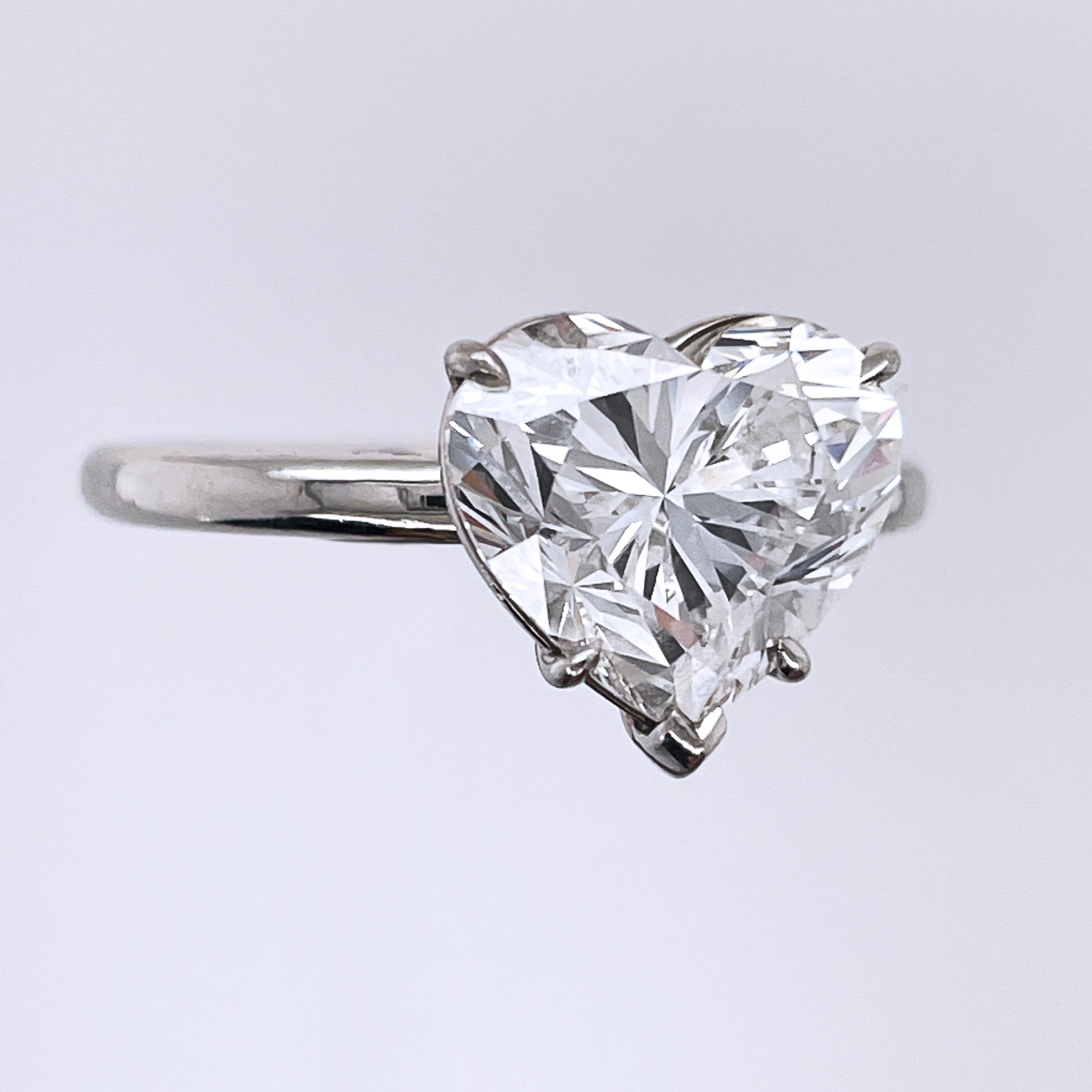 4.01 Karat herzförmiger Diamant auf Platinband.
Begleitet von Gia Bericht 6217199464 besagt, dass der Diamant ist E Farbe VS2 Klarheit.

Wir sind ein seit über 25 Jahren in Familienbesitz befindlicher Diamantengroßhändler in NYC, der sich auf große,