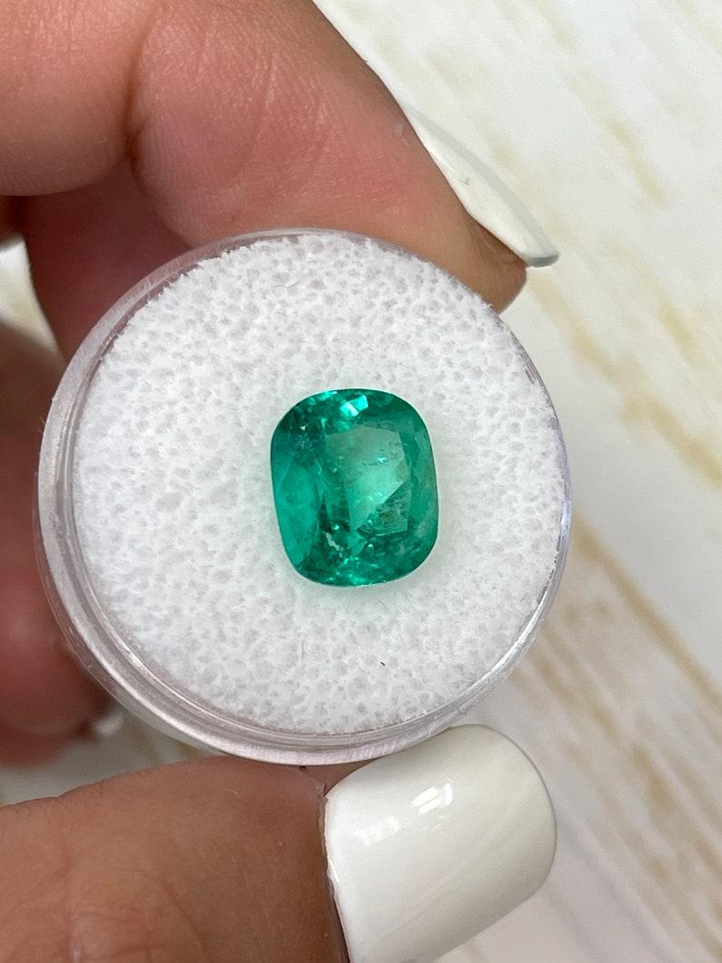 Donna 4,01 carati di smeraldo colombiano verde intenso - gemma Muzo con taglio a cuscino in vendita