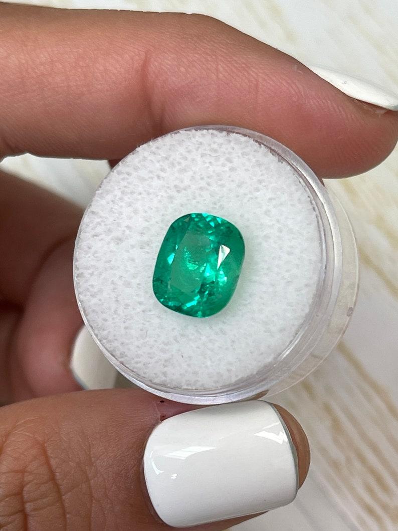 Taglio cuscino 4,01 carati di smeraldo colombiano verde intenso - gemma Muzo con taglio a cuscino in vendita