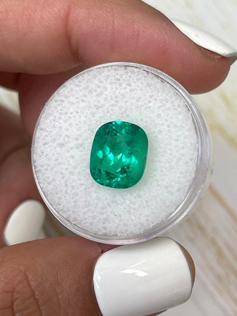 Moderno 4,01 carati di smeraldo colombiano verde intenso - gemma Muzo con taglio a cuscino in vendita