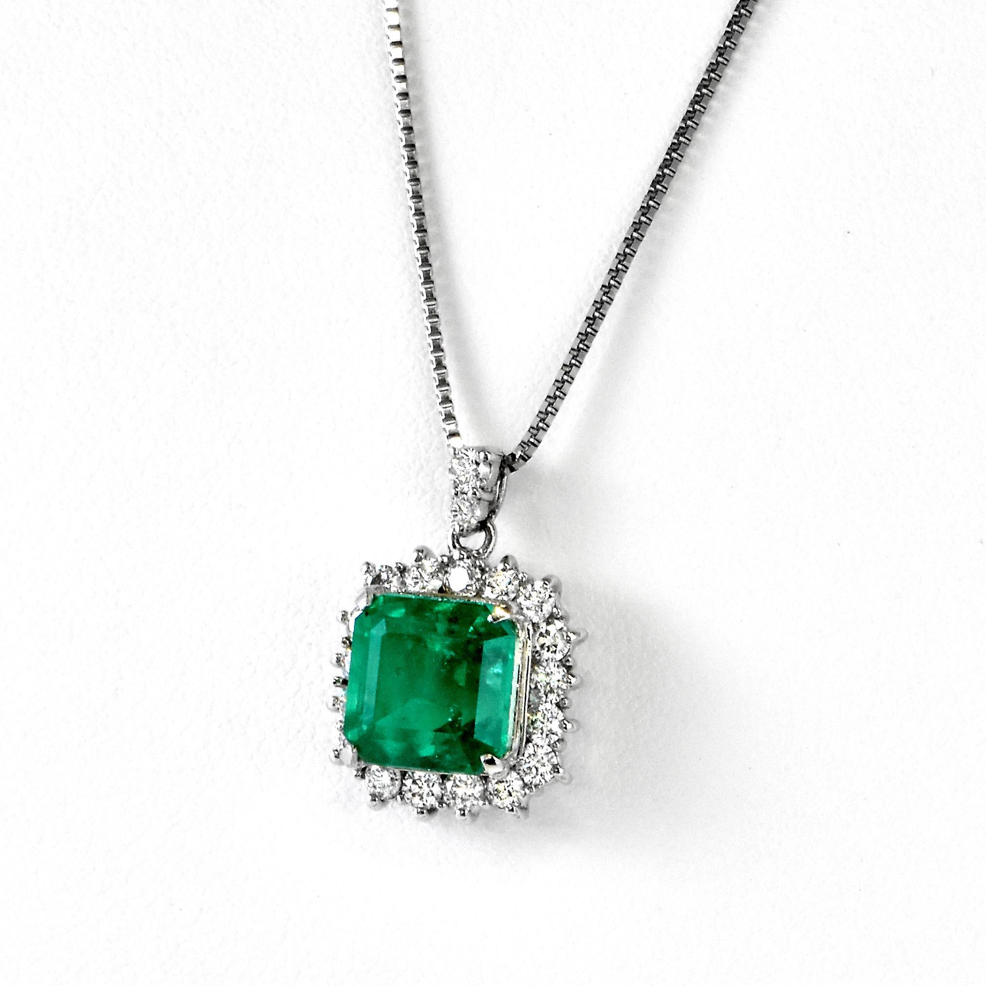 4,01 Karat natürlicher Vivid-Green Smaragd und Diamant-Anhänger aus Platin (Moderne) im Angebot