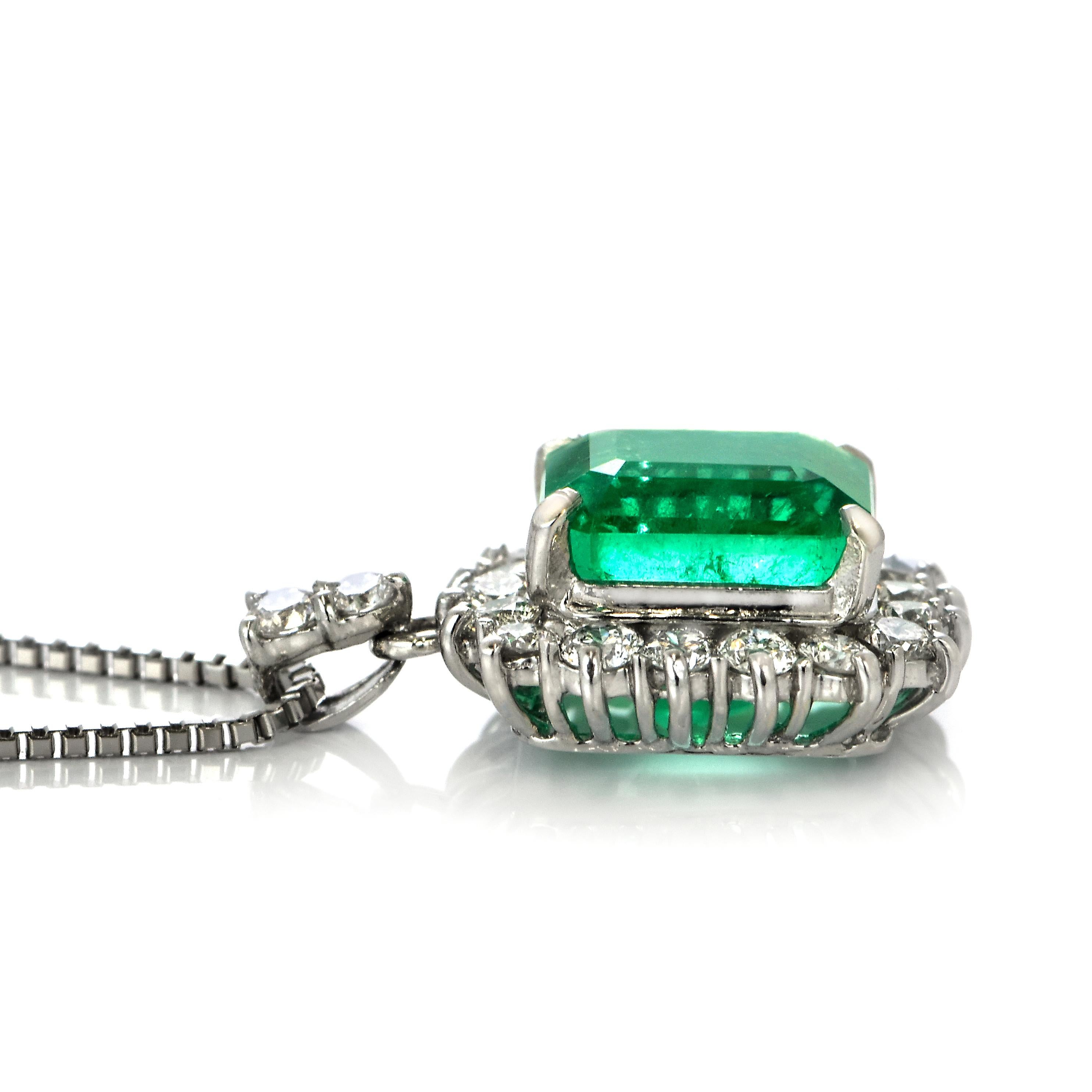 4,01 Karat natürlicher Vivid-Green Smaragd und Diamant-Anhänger aus Platin im Zustand „Neu“ im Angebot in Tokyo, JP