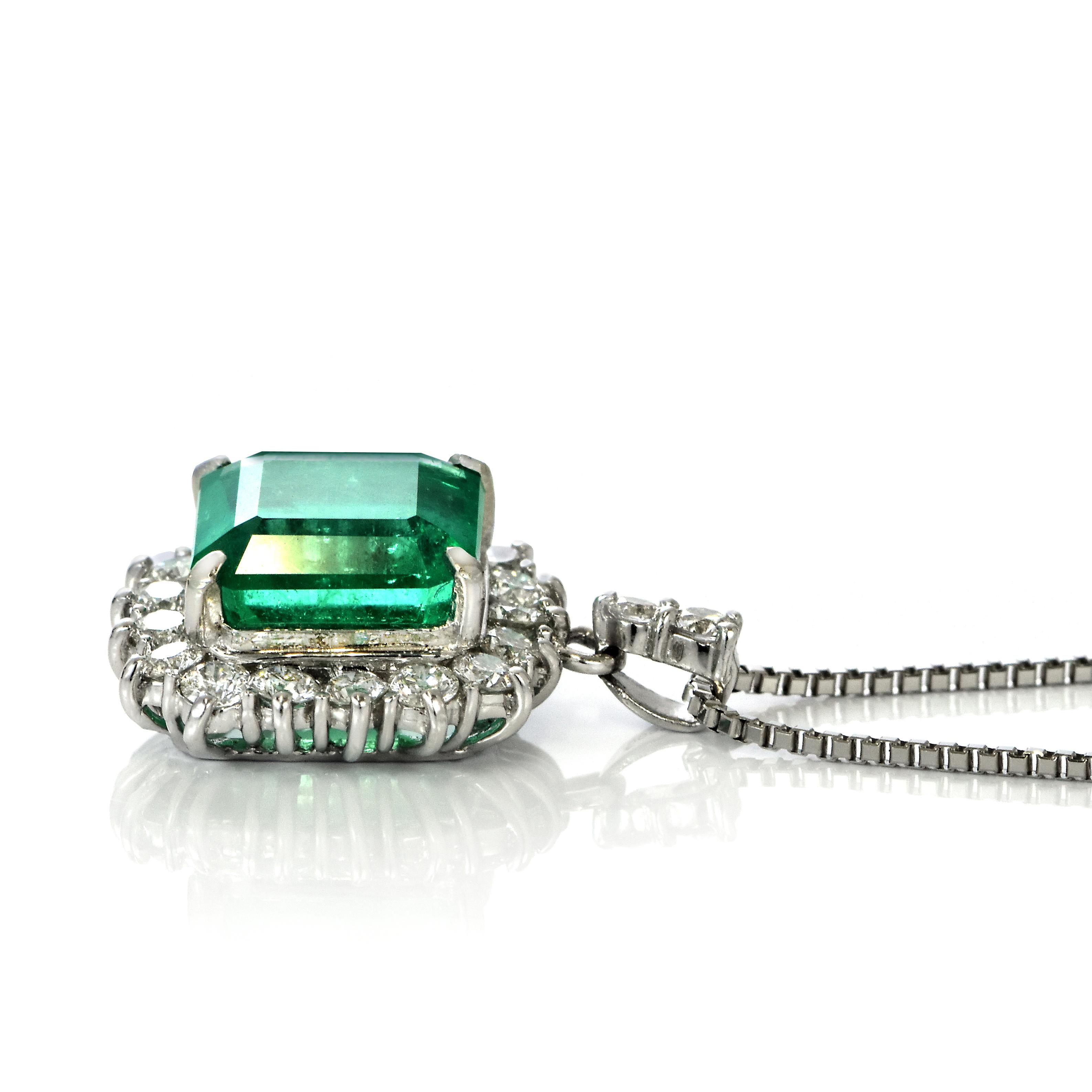 4,01 Karat natürlicher Vivid-Green Smaragd und Diamant-Anhänger aus Platin Damen im Angebot
