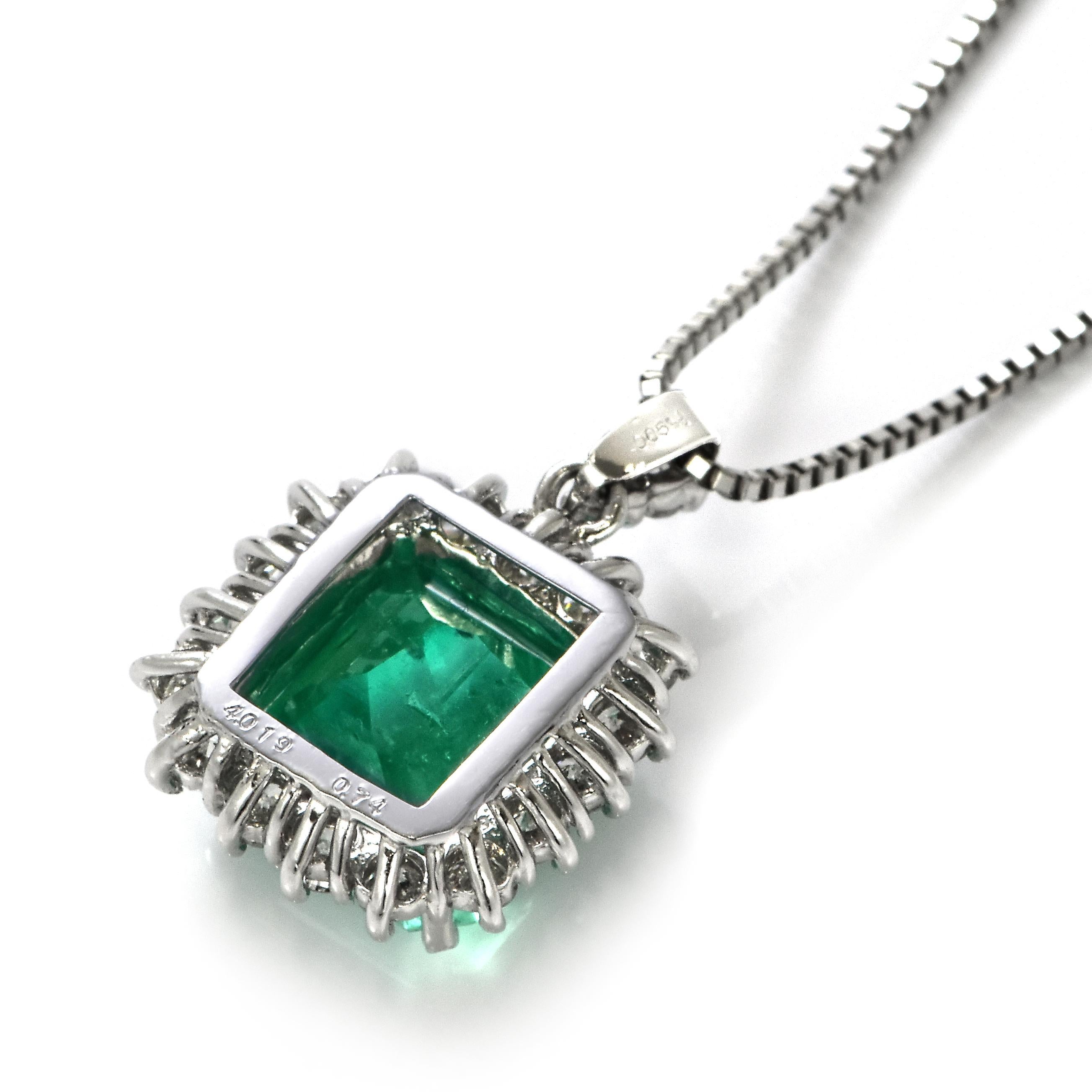 4,01 Karat natürlicher Vivid-Green Smaragd und Diamant-Anhänger aus Platin im Angebot 3