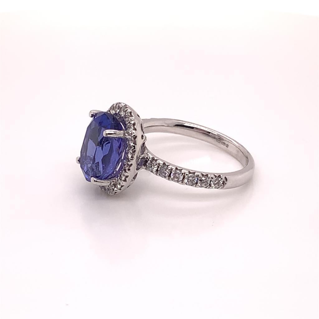 4.01 Carat Oval Cut Tanzanite and Diamond Ring in 18k White Gold In New Condition For Sale In London, GB