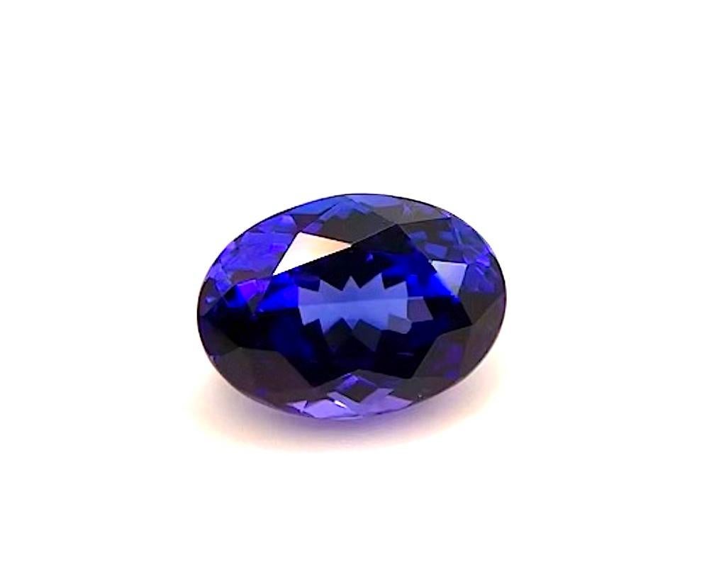 Dieser 4,01 große Edelstein ist leicht als Tansanit zu erkennen - einer der beliebtesten und begehrtesten Edelsteine der Welt. Mit seiner intensiven und doch hellen, lebhaften violettblauen Farbe und seiner außergewöhnlichen Klarheit ist dieser