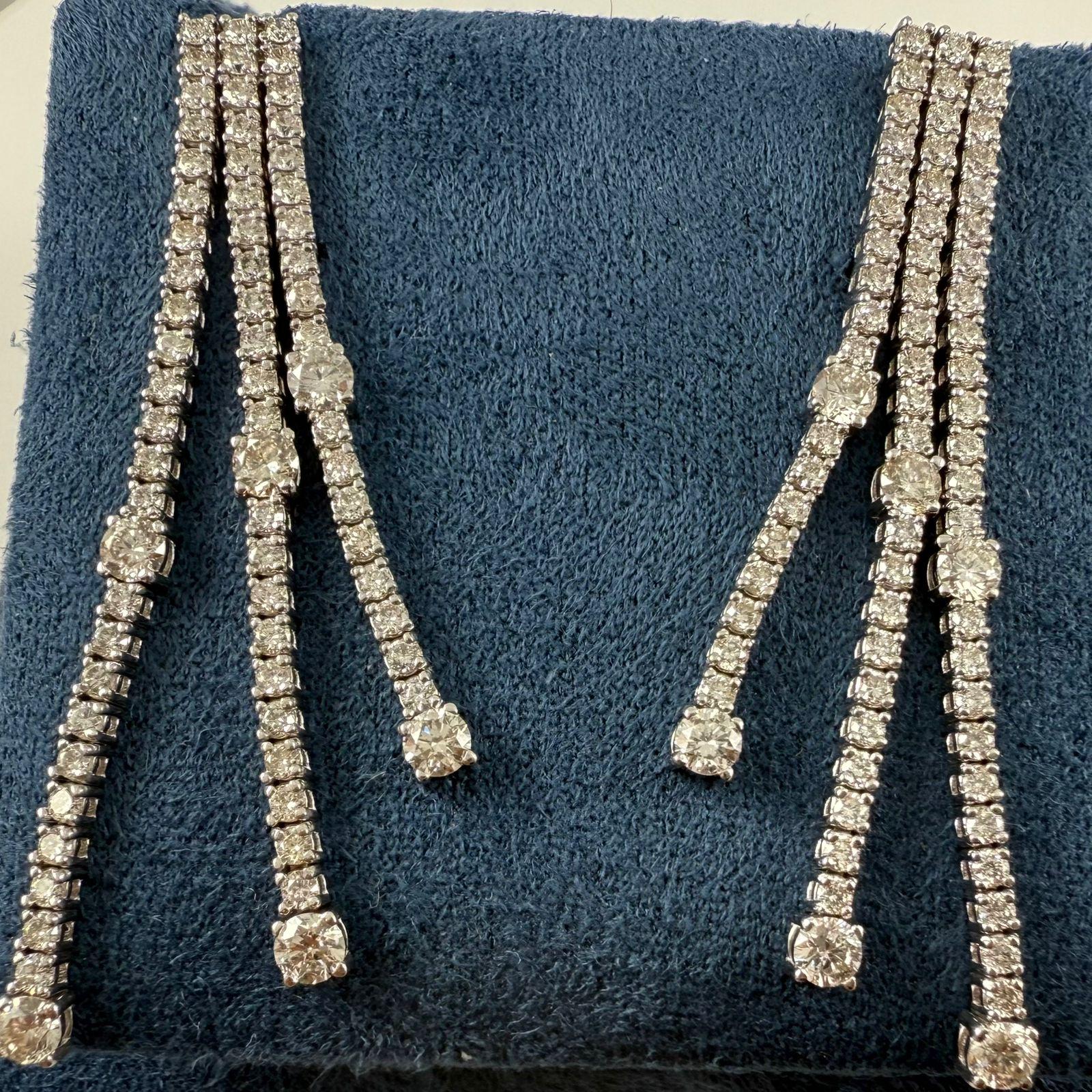 Eleganti e radiosi, questi orecchini a tre file di diamanti sono progettati per abbagliare con movimento e brillantezza. Con un totale di 140 diamanti rotondi con taglio a brillante, gli orecchini presentano un design fluido in cui ogni fila è