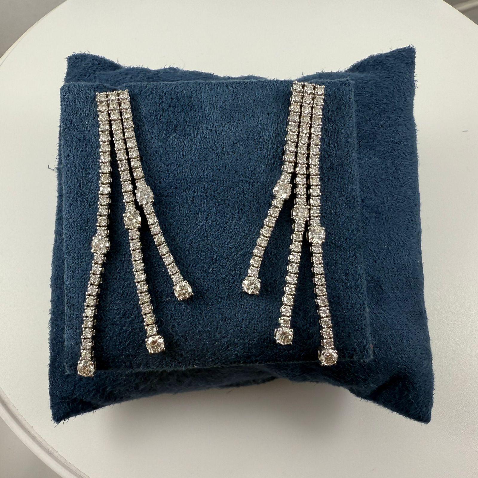 Orecchini a Stazione con Diamante a Tre File da 4,01 Carati in Oro Bianco 14K in vendita 2