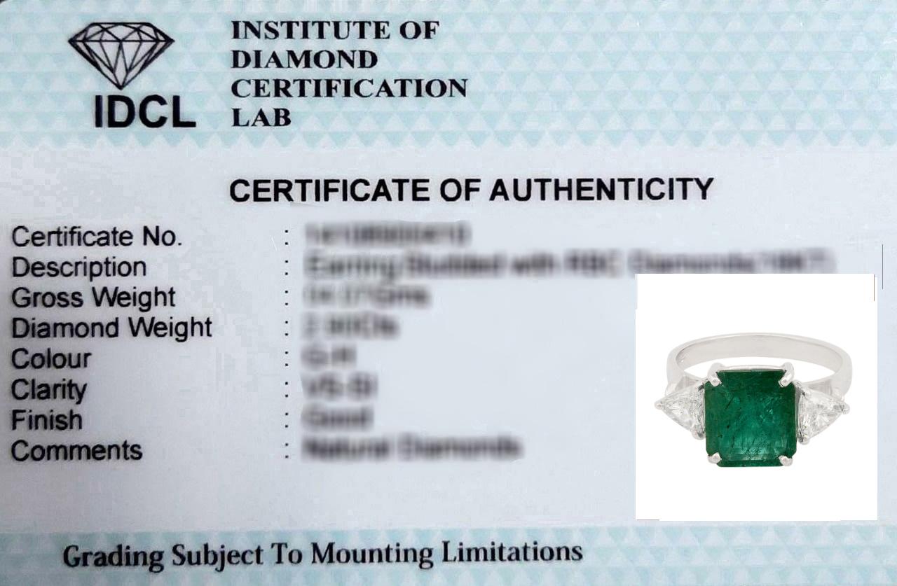 Esmeralda de Zambia de 4,01 quilates Anillo de cóctel Diamante pera de 0,80 quilates Oro blanco de 18 quilates en Nuevo estado para la venta en Diera, Dubai