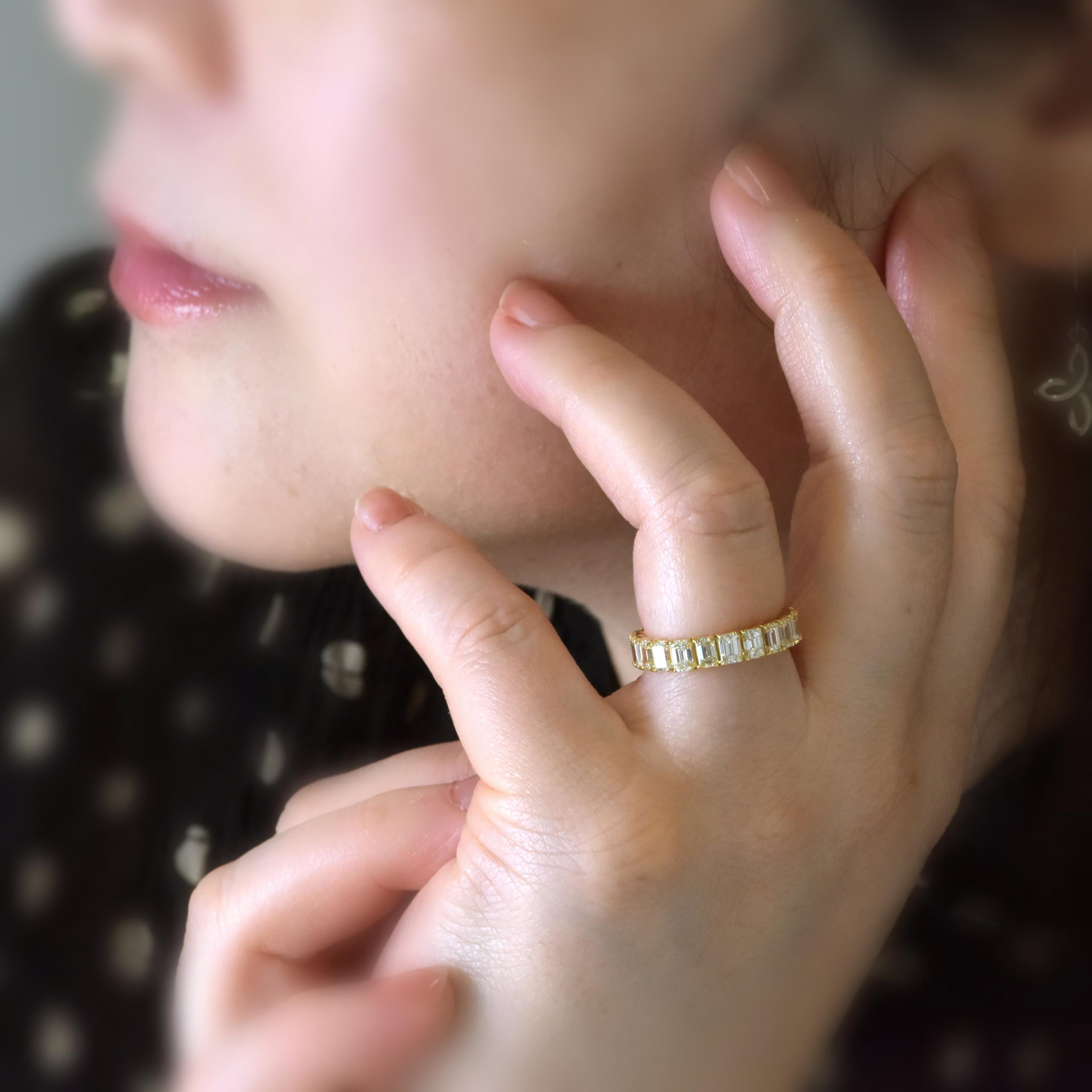 4,01 Karat Natürlicher Diamant im Smaragdschliff Ewigkeitsring aus 18 Karat Gold im Angebot 5