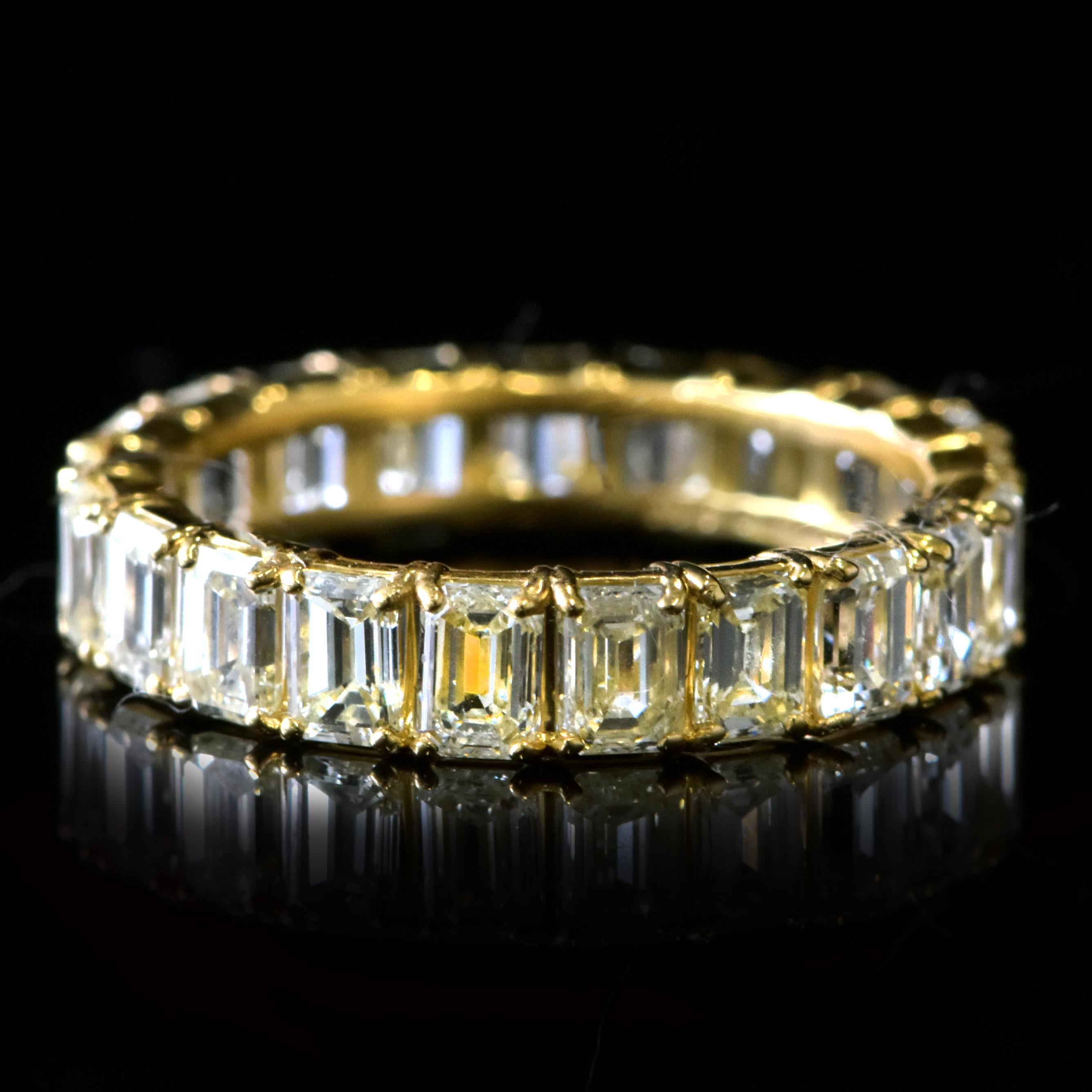 4,01 Karat Natürlicher Diamant im Smaragdschliff Ewigkeitsring aus 18 Karat Gold im Angebot 6