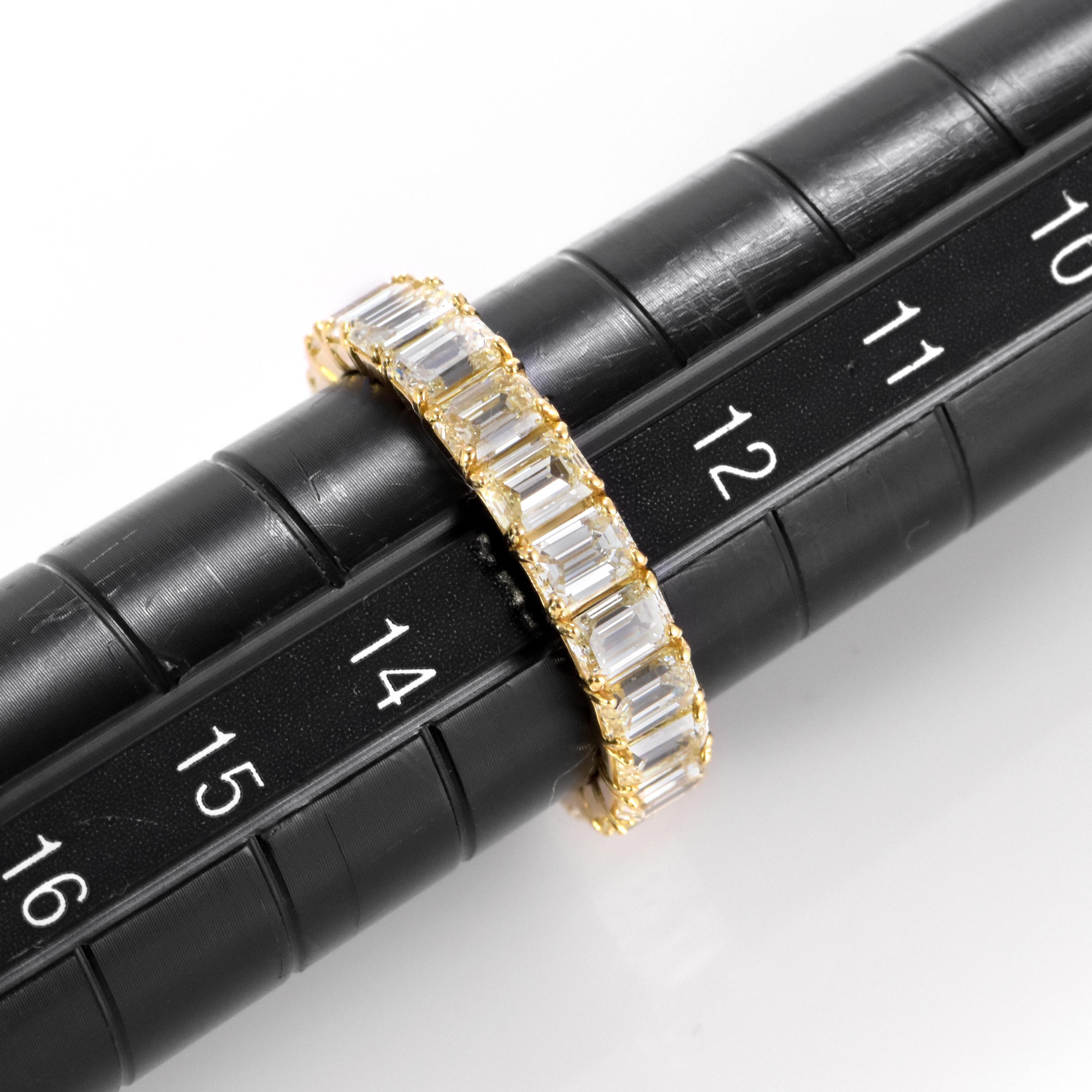 4,01 Karat Natürlicher Diamant im Smaragdschliff Ewigkeitsring aus 18 Karat Gold im Angebot 7